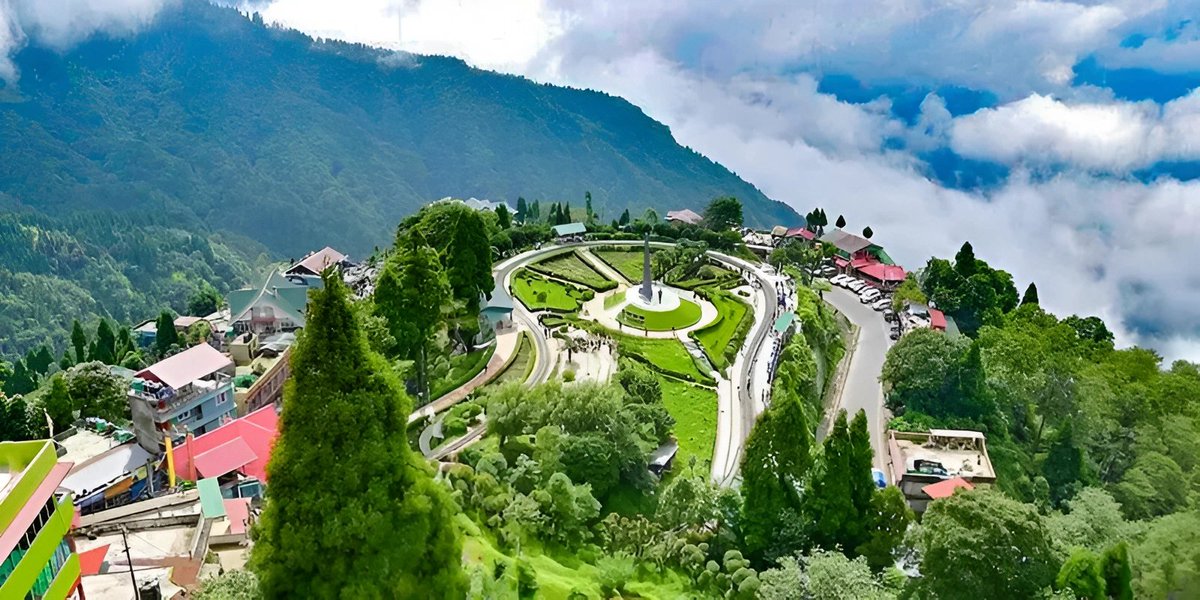IndianGeostrat's tweet photo. Darjeeling, Bengal, India  
Now people are wondering why Bengal is the second most popular tourist destination state in India. You'll get the lite feeling of Puri and Kashmir, along with deltas, plateaus, forests, a mega city, and wildlife sanctuaries—all in a single state. https://t.co/DjZqU9bEMs