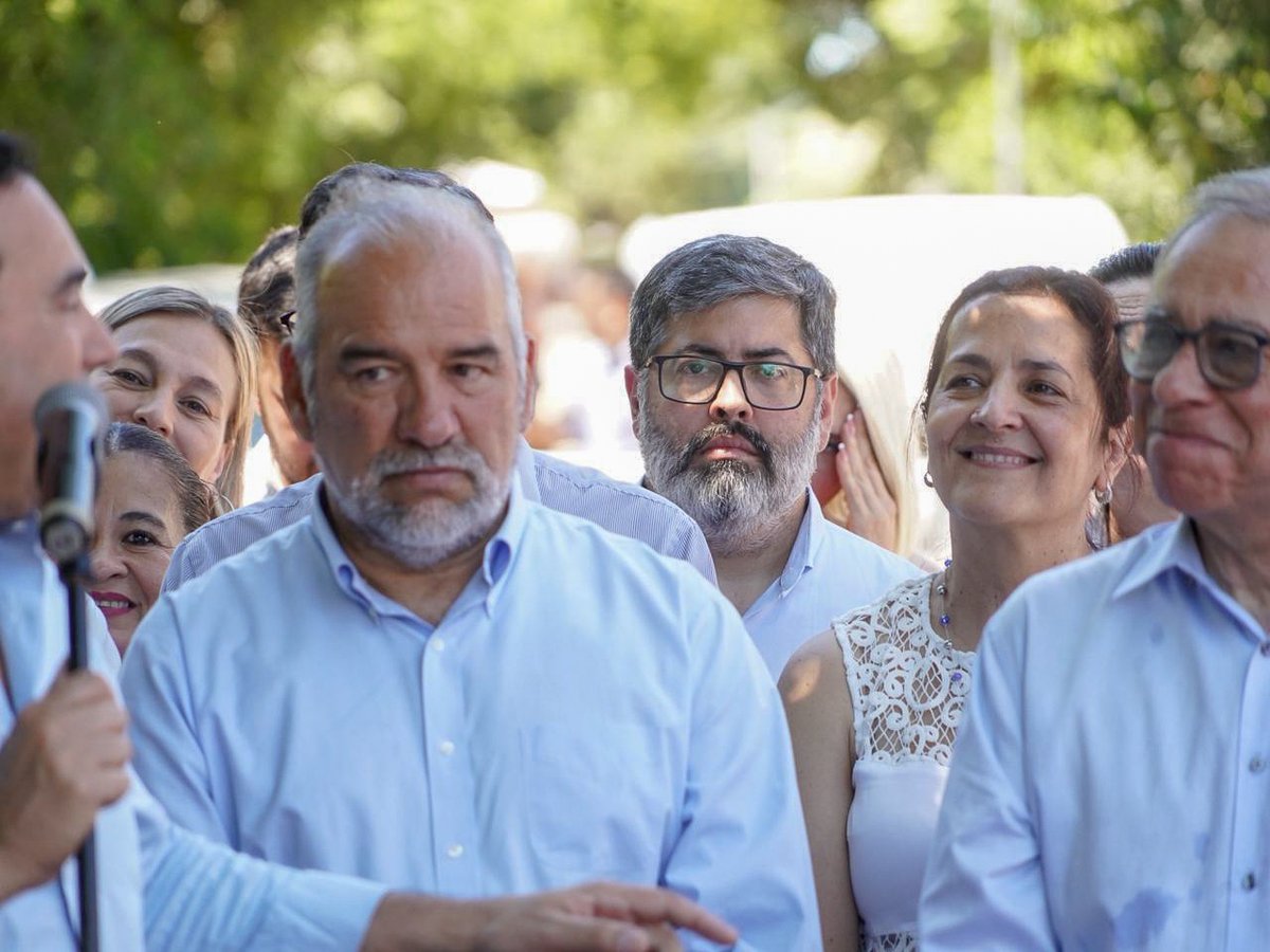 AntonioPortelok's tweet image. 26 nuevas cuadras de pavimento en #LaChola mejoran la circulación y la seguridad en un barrio que estuvo olvidado por décadas. Sumamos además cordón cuneta en el barrio #Progreso, para un mejor escurrimiento y menos anegamientos.