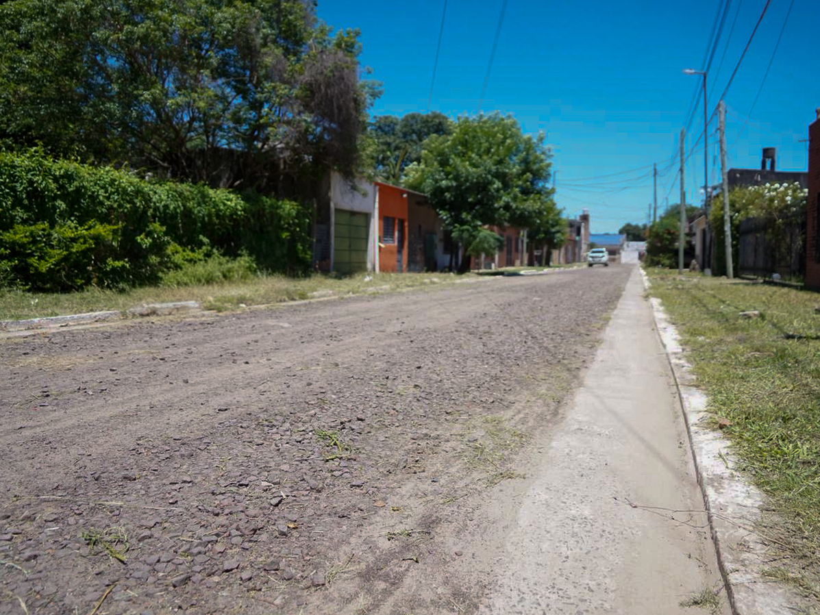 AntonioPortelok's tweet image. 26 nuevas cuadras de pavimento en #LaChola mejoran la circulación y la seguridad en un barrio que estuvo olvidado por décadas. Sumamos además cordón cuneta en el barrio #Progreso, para un mejor escurrimiento y menos anegamientos.