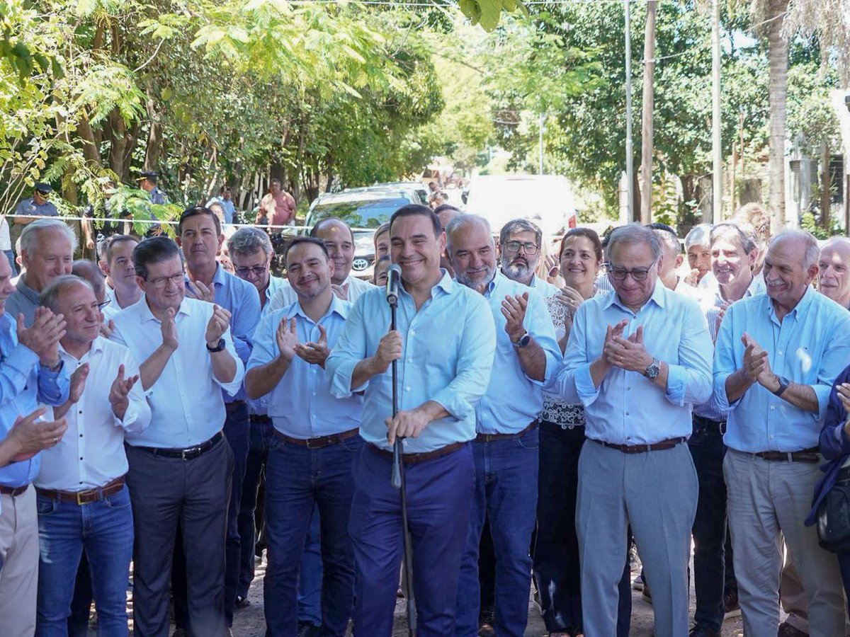 AntonioPortelok's tweet image. 26 nuevas cuadras de pavimento en #LaChola mejoran la circulación y la seguridad en un barrio que estuvo olvidado por décadas. Sumamos además cordón cuneta en el barrio #Progreso, para un mejor escurrimiento y menos anegamientos.