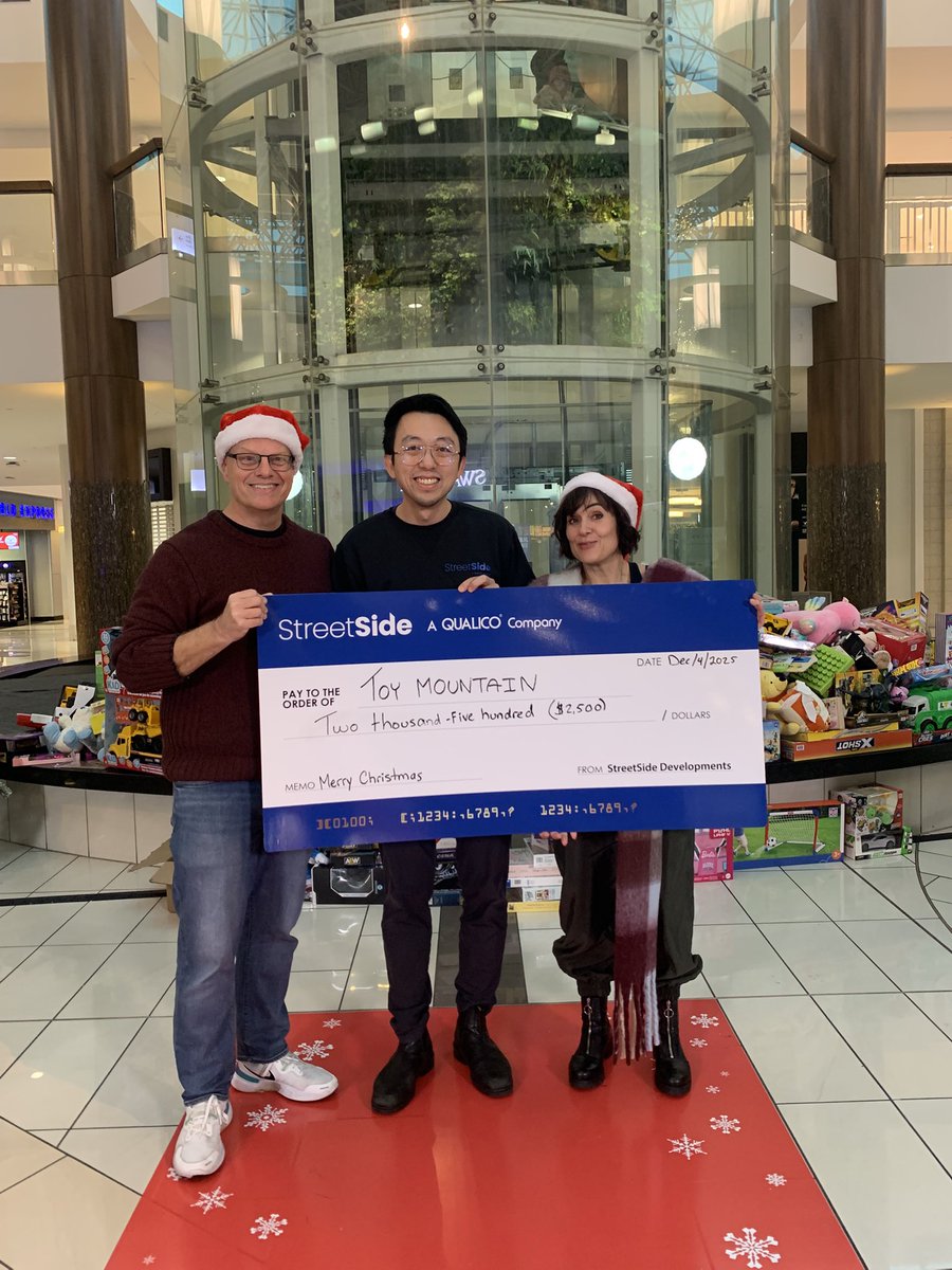 Move1035Van's tweet photo. Thank you to @streetsidevan for their generous donation of $2,500 PLUS a load of Toys for Toy Mountain, putting smiles on faces with @lmcbureau 🎄😁

More info: https://t.co/iujBuCP4wj https://t.co/q4GMpwA3sO