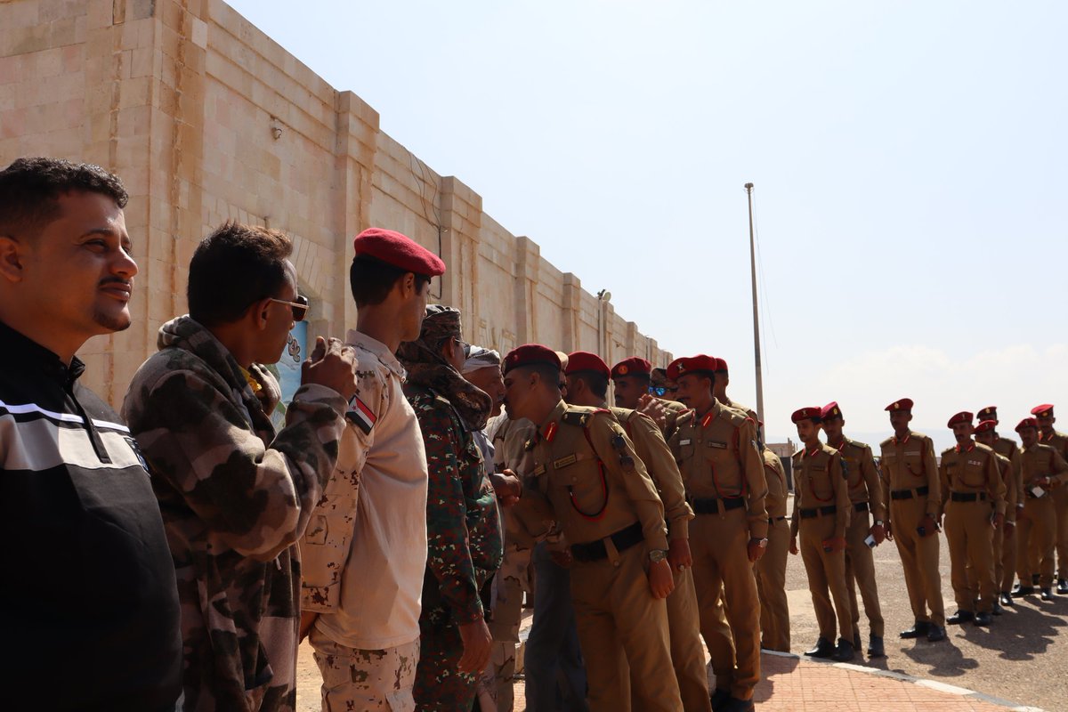 رئيس انتقالي سقطرى يستقبل الضباط الخريجين من الكلية الحربية

facebook.com/share/p/1GTH2Z…