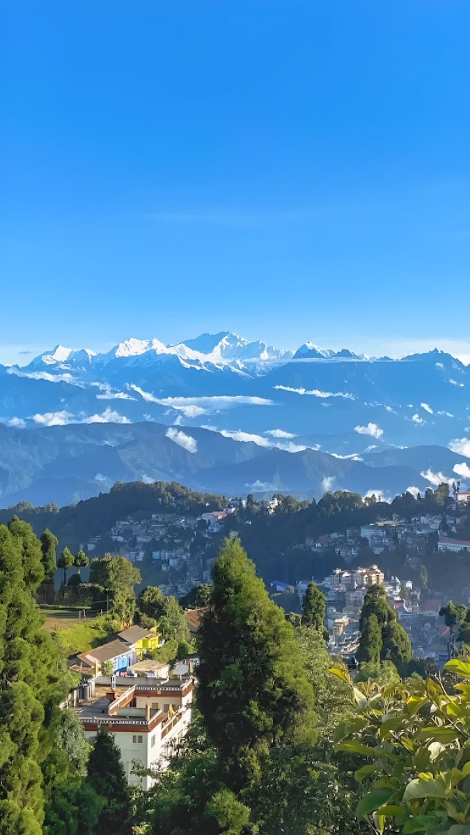 IndianGeostrat's tweet photo. Darjeeling, Bengal, India  
Now people are wondering why Bengal is the second most popular tourist destination state in India. You'll get the lite feeling of Puri and Kashmir, along with deltas, plateaus, forests, a mega city, and wildlife sanctuaries—all in a single state. https://t.co/DjZqU9bEMs