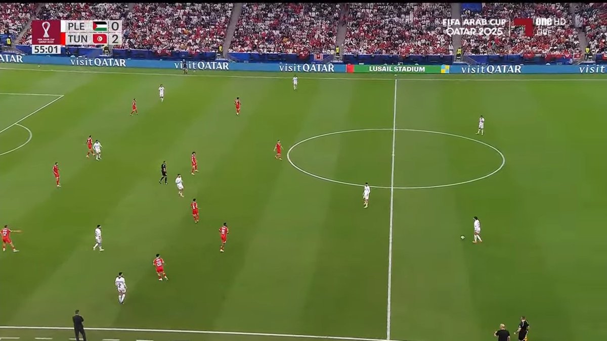 Analyste87's tweet image. On fait 50 minutes très moyennes mais on mène grâce à un corner et une erreur défensive, et là Trabelsi fait quoi? Il recule carrément le bloc face à un adversaire très limité, et à 2-1 il sort un milieu pour un axial et il recule encore plus bas le bloc et perd aussi le milieu.