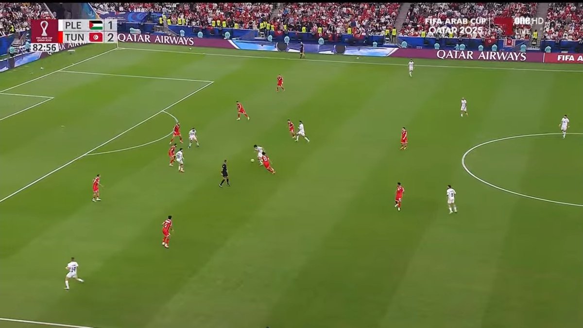 Analyste87's tweet image. On fait 50 minutes très moyennes mais on mène grâce à un corner et une erreur défensive, et là Trabelsi fait quoi? Il recule carrément le bloc face à un adversaire très limité, et à 2-1 il sort un milieu pour un axial et il recule encore plus bas le bloc et perd aussi le milieu.