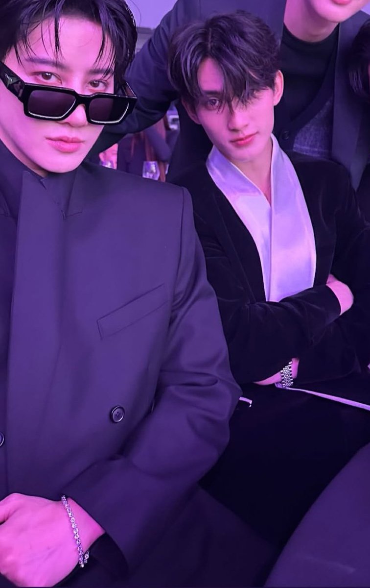 A1112222_'s tweet image. Finally, Daddy Mike, Baby First together🧡🖤First looks so tiny next to Mike🤏
 Story First :always support each other🫶
#m1keangelo 
#first_chalongrat 
#mikefirst
#SpotifyWrappedLiveTH2025 
Cr: jingjing_bm