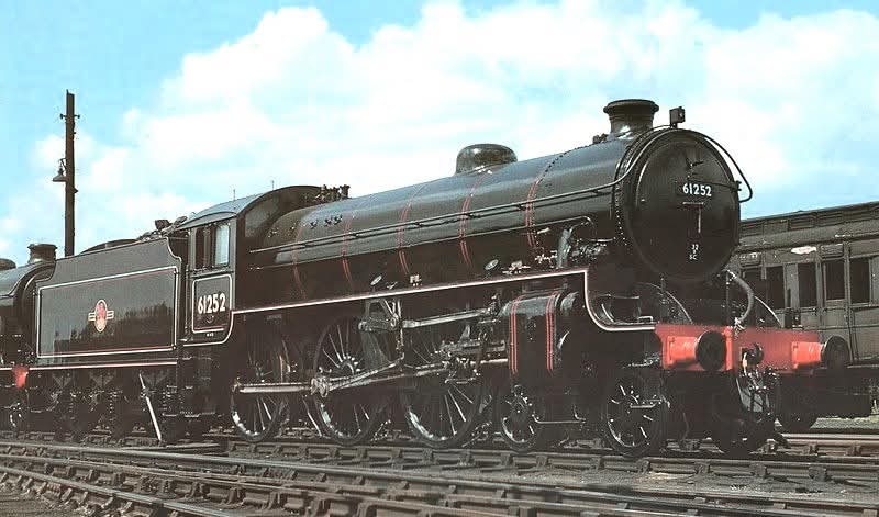 Class ‘B1’ No. 61252 designed by Edward Thompson for medium mixed traffic  Here at Stratford 61252 stands proud in spotless black livery with red and straw lining, also now displaying full ATC equipment She was allocated to Ipswich MPD at this time
📅 June 1959
📸 from K L Cook