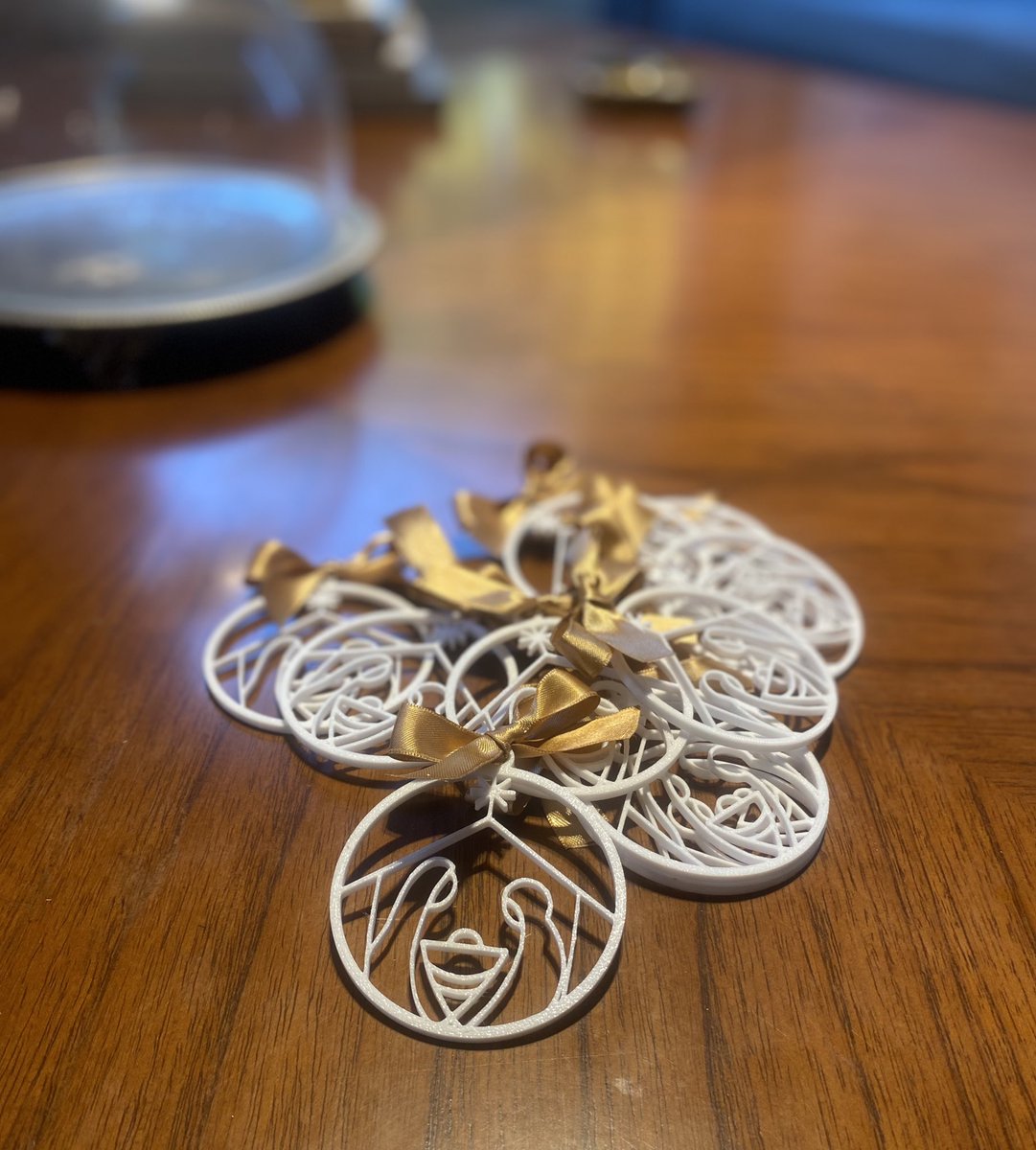 Aguscake's tweet image. Dice la tradición que todos los años hay que ponerle un adorno nuevo al arbolito. 

Simboliza nuevas esperanzas, metas renovadas. 

Van de regalo en las boxes de navidad de velvetpasteleria.