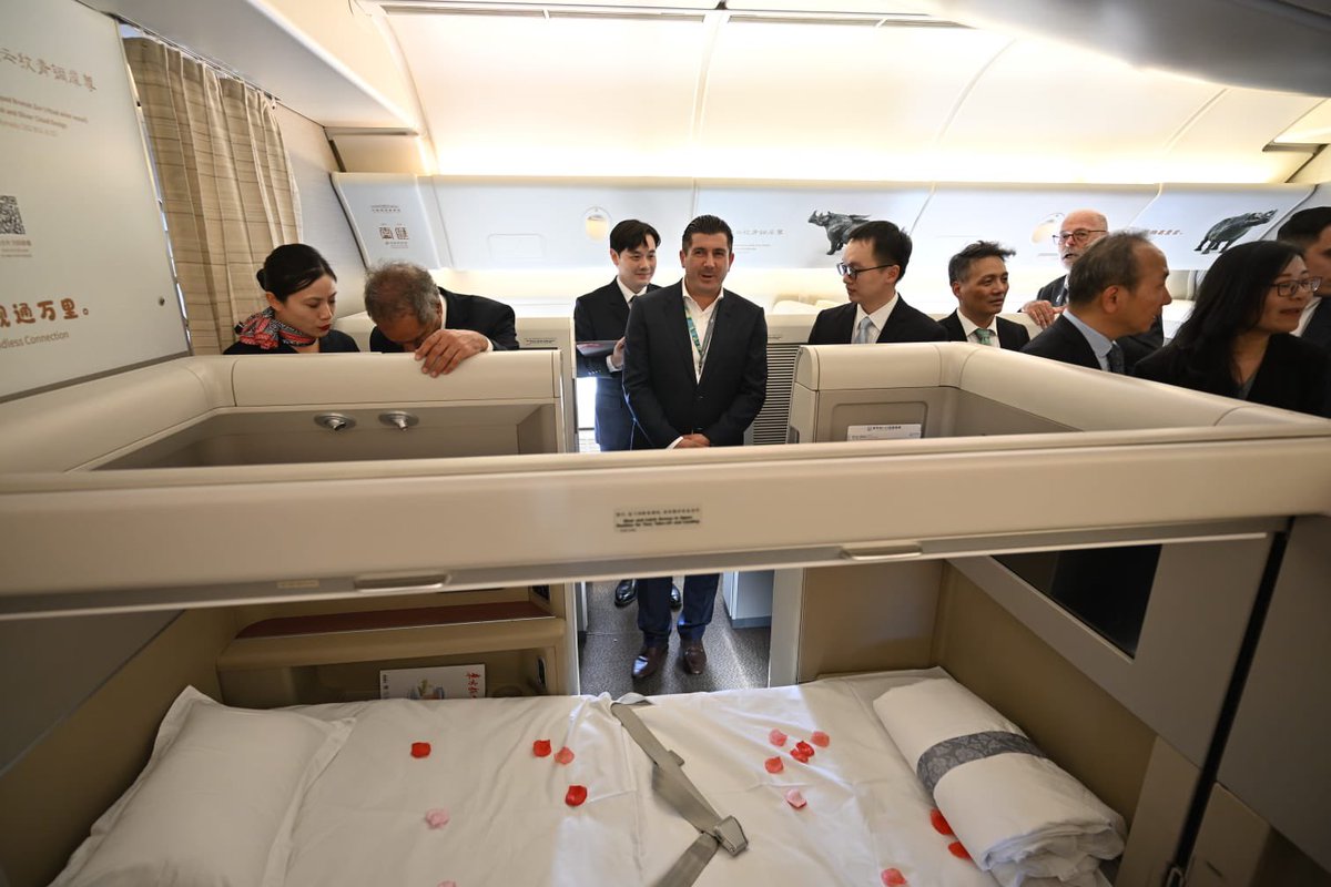 Acabamos de recibir el primer vuelo de <a href="/chinaeasternair/">东方航空</a> proveniente de Shanghái. Conectando China, Nueva Zelanda y Argentina 🇦🇷 🇨🇳 🇳🇿.
Orgullosos que hayan elegido el Aeropuerto de Ezeiza para tamaña conexión. Es una excelente noticia para el país, aumentando la conectividad de