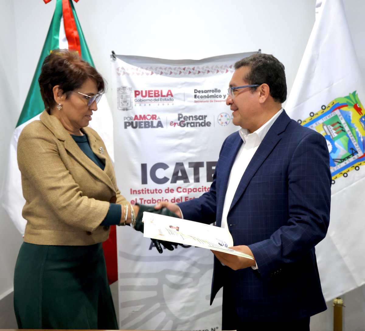 🎓✨ Entregamos certificados del estándar de certificación con la red <a href="/ConocerMx/">Conocer MX</a> "EC0105: Atención al Ciudadano en el Sector Público", a funcionarias y funcionarios del <a href="/CongresoPue/">H. Congreso de Puebla</a>, así como a regidoras de juntas auxiliares, presidentes municipales y directores de distintas