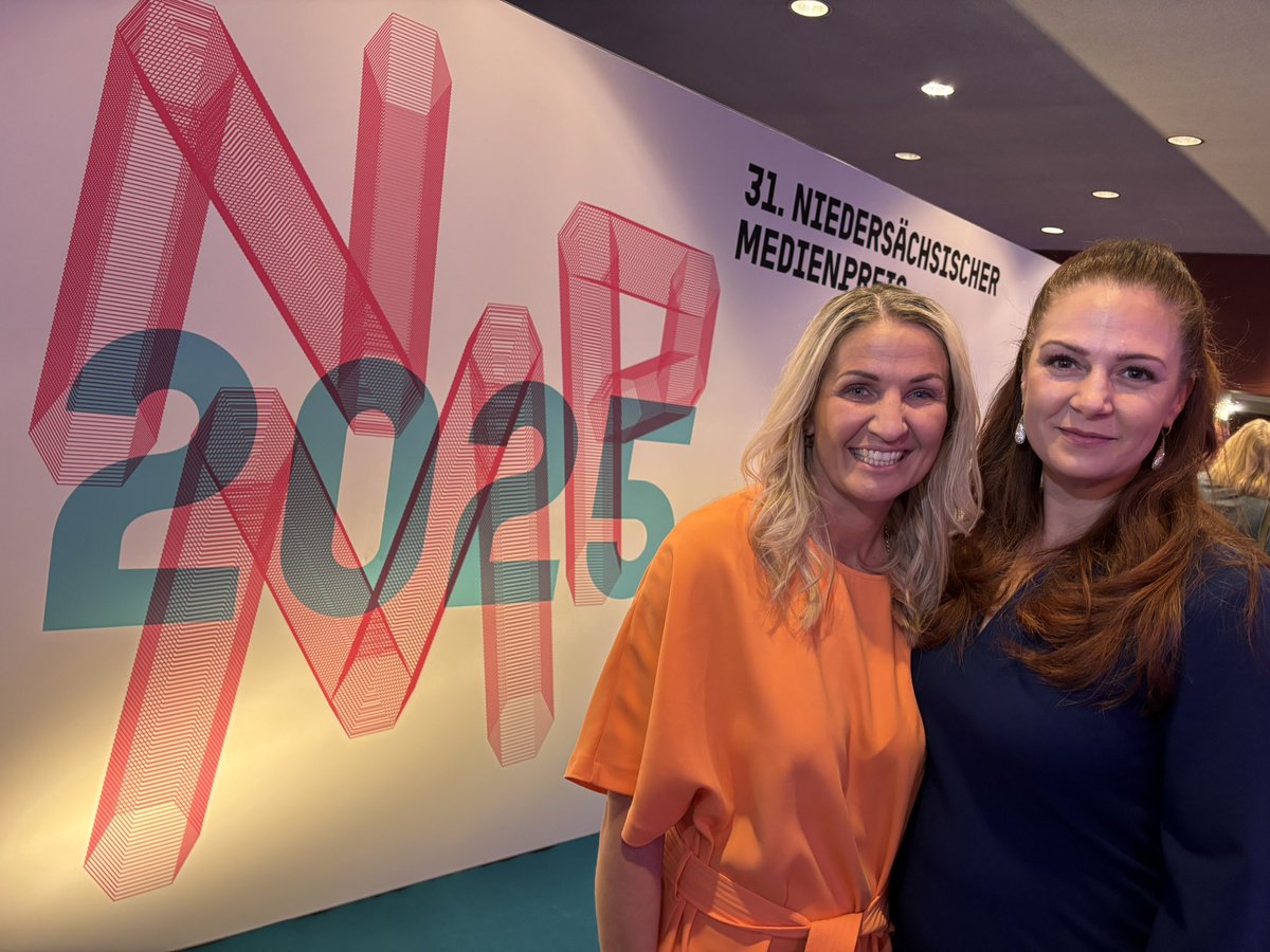NikkiAdler's tweet photo. 31. Niedersächsischer Medienpreis 
mit dem Jury-Mitglied @JuleSchutz https://t.co/plIxR8OPL4