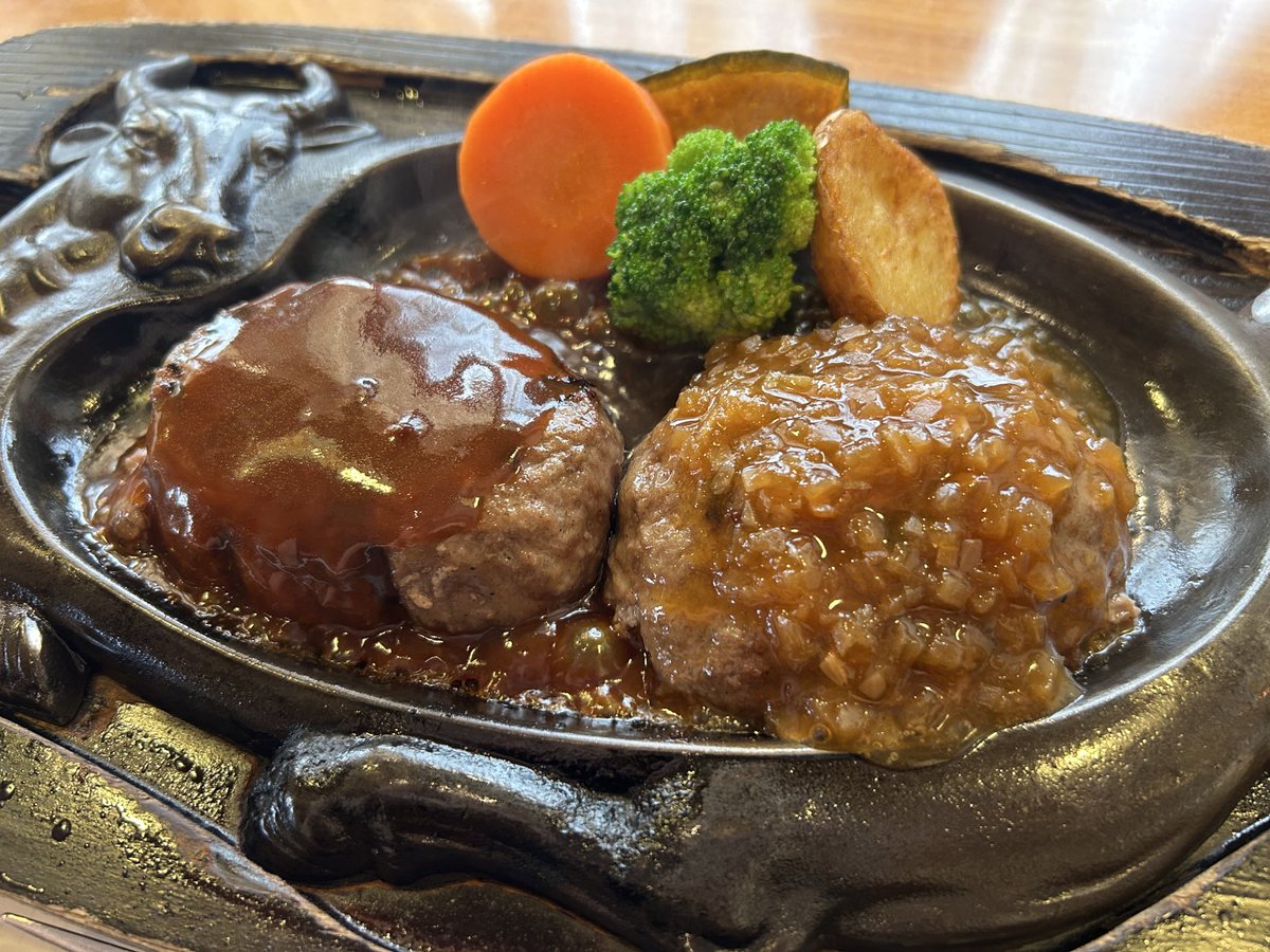 yume_rr_'s tweet photo. おはようございます☀️急にさむくなってきて布団から出られません(　･´ｰ･｀)ひーちゃんは暖かいのでみんなで奪い合いの毎日です🐱
この前はひっさびさにさわやか食べました‼️
近所だとなかなか食べません🤣美味しかった♡
 #猫のいる日常   #ネコ  #さわやか  #ハンバーグ https://t.co/wJdiuejMHj