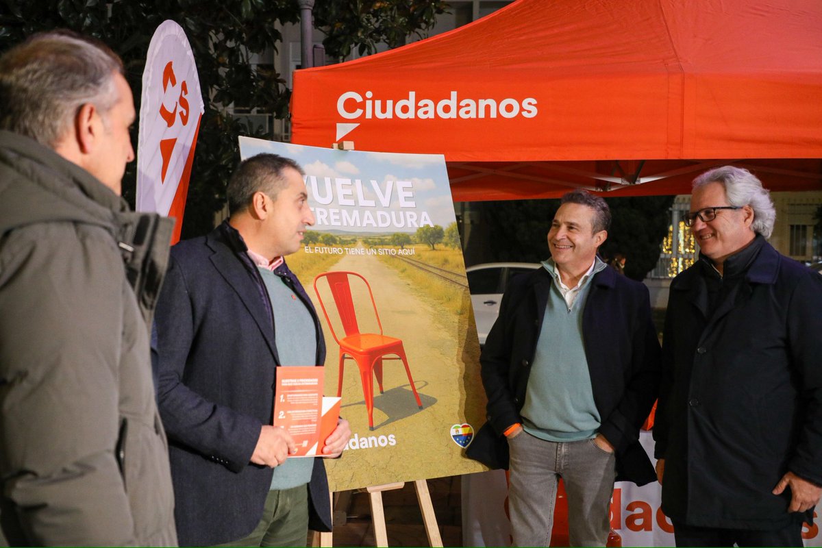La silla vacía que hoy presentamos no es un símbolo: es una realidad que miles de familias viven cada día. Hijos, hijas, amigos que se marcharon porque Extremadura no les ofreció un futuro.

Ha llegado el momento de cambiarlo.
#VuelveExtremadura es una llamada para que vuelvan