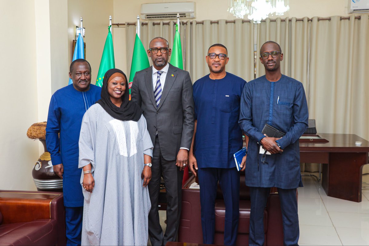 MaliMaeci's tweet photo. Son Excellence Monsieur Abdoulaye DIOP, Ministre des Affaires étrangères et de la Coopération internationale, a reçu en audience, ce jeudi 04 décembre 2025, une délégation du Bureau régional pour l’Afrique de l’Ouest, le Sahel et le Bassin du Lac Tchad de l’Institut d’études de sécurité (ISS), conduite par le Colonel à la retraite Hassane KONE, Chercheur principal et Consultant au Programme Sahel.

Faisant un large tour d’horizon sur les questions de sécurité et de coopération régionale, le Ministre a expliqué le changement de paradigme au Mali, marqué par la reprise en main de la situation nationale par les Autorités de la Transition dans une dynamique d’appropriation nationale et de Confédération AES.

Parmi les nombreuses questions discutées avec intérêt, l’accent a été mis sur les efforts dans la lutte contre les activités criminelles des acteurs hybrides engagés dans un terrorisme sponsorisé et soutenu ; l’approche de paix au Mali dans le cadre de la Charte nationale pour la paix et la réconciliation ; les questions multilatérales en lien avec le renforcement de la coopération régionale et la solidarité africaine face aux défis globaux actuels ; les perturbations dans les relations entre nos États et au sein de nos Organisations en raison des ingérences dans les affaires intérieures ; la nécessité d’engager un dialogue franc, constructif et participatif pour une compréhension partagée des défis et enjeux de l’heure.

Dans ce cadre, le Ministre DIOP a insisté sur des solutions africaines autonomes, portées par le leadership africain et fondée sur un dialogue respectueux et des analyses des situations réelles. Il a également évoqué la nécessité de préserver ou de reconstruire la confiance entre les pays africains, notamment dans la lutte contre le terrorisme, et de réévaluer les sanctions contreproductives imposées à nos pays. 

Le Ministre DIOP et ses hôtes ont réaffirmé leur volonté de poursuivre le dialogue franc et constructif, fondé sur l’analyse des situations objectives et de créer des cadres d’échanges interactifs sur des questions d’intérêt commun en vue d’aider à des prises de décisions politiques visant la promotion de la paix, de la sécurité et du développement à l’échelle du Continent africain.

Bureau de l'Information et de la Presse/MAECI.