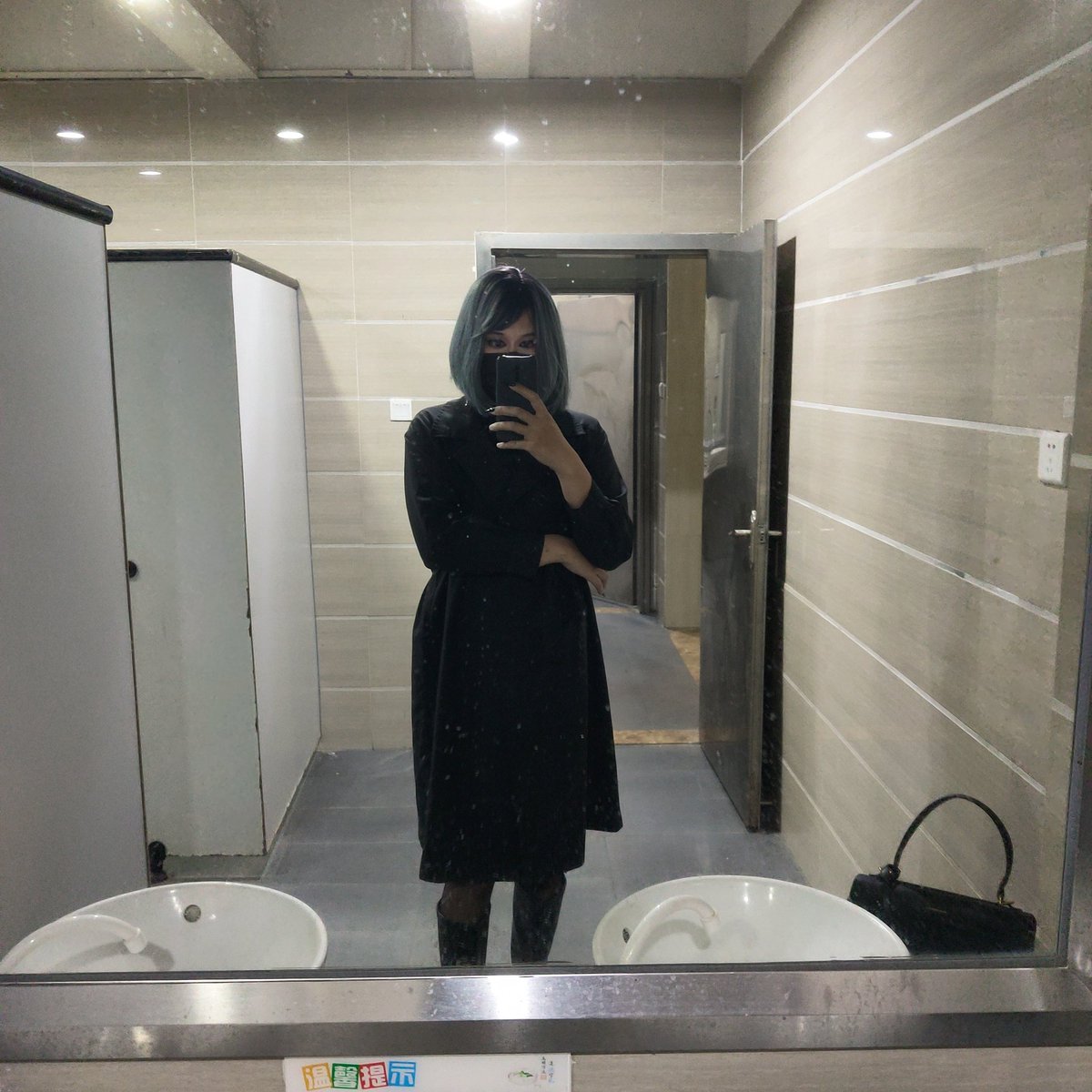 cdtsrayray's tweet photo. 看着就像个露出狂魔，实际上还真的是👿 https://t.co/K8rJYvovfM