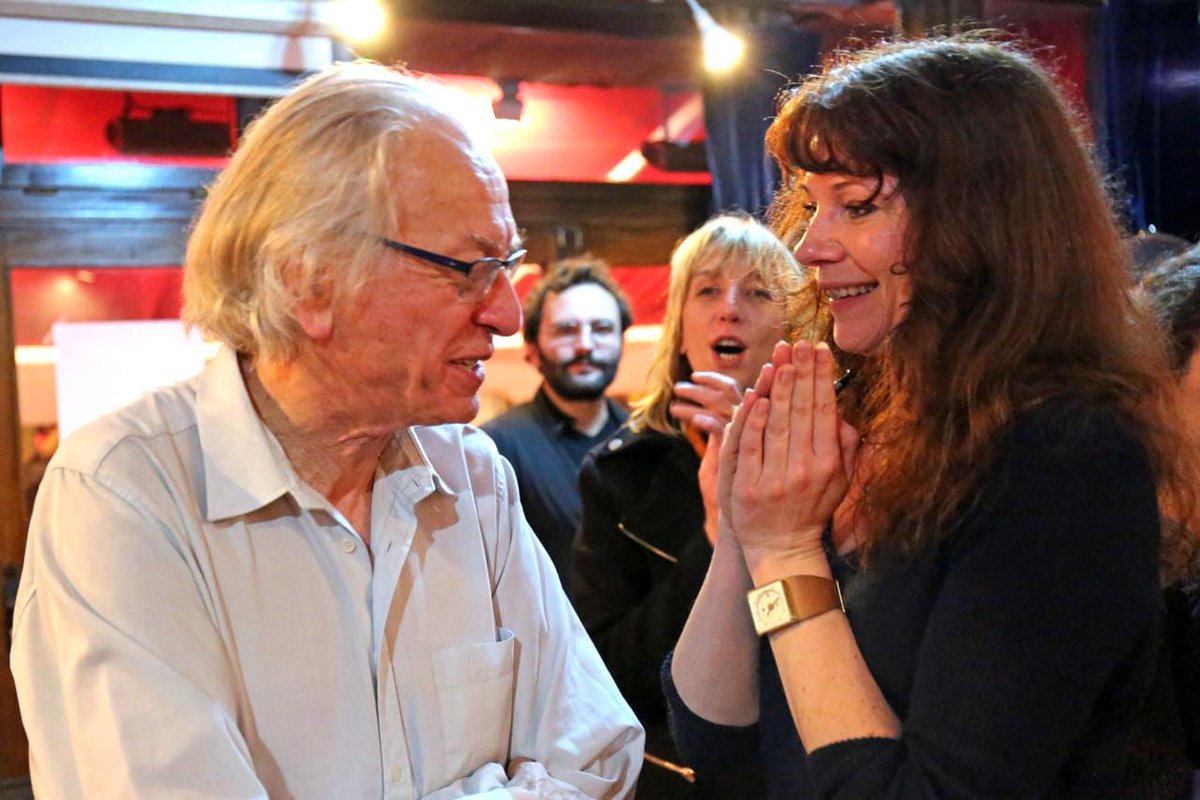 HannahStasi's tweet photo. @JudithBernarADA @Hors_Serie_ASI @arretsurimages 9/ Souvenirs, souvenirs... En 2016, @JudithBernarADA sur le point de tomber en pâmoison devant Bernard #Friot. À l'arrière : Maja #Neskovic, intervieweuse de #Chouard pour @arretsurimages (2012), puis de #Bricmont pour @Hors_Serie_ASI (op. cit.), lors d'une soirée au Lieu-Dit. https://t.co/citS3gC6KM