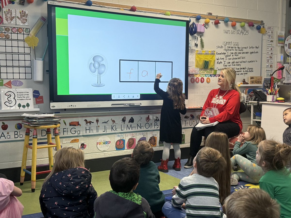 carriebholloway's tweet photo. These kindergarten students were working really hard on their phonic skills and reading CLKA Amplify Skills story this morning #KCSDropedintoreading #TMGenius https://t.co/z6lSRAsjTY
