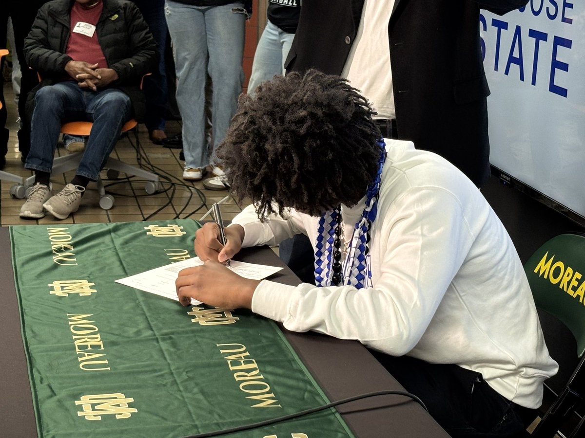 MoreauFootball's tweet photo. @LanceMitchell16 with his siblings beside him and his family &amp; friends surrounding, signed his National Letter of Intent to attend @SanJoseStateFB.
.
@CoachIrv_ @CoachBojay @TheBecaPerez 
@CoachKeithMinor @CoachDicko @CoachJesse49 @beam_coach @RealCoachCarter https://t.co/TsgwvVxGAY