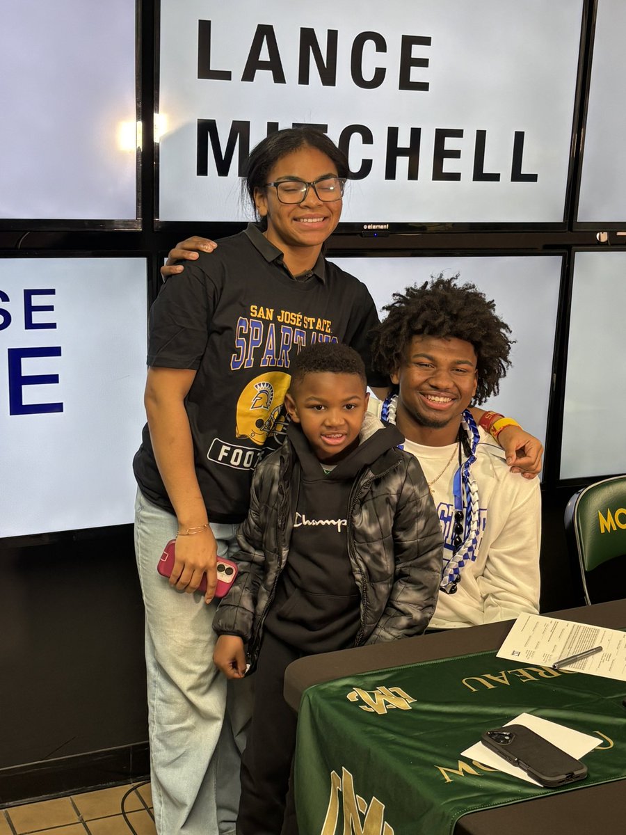 MoreauFootball's tweet photo. @LanceMitchell16 with his siblings beside him and his family &amp; friends surrounding, signed his National Letter of Intent to attend @SanJoseStateFB.
.
@CoachIrv_ @CoachBojay @TheBecaPerez 
@CoachKeithMinor @CoachDicko @CoachJesse49 @beam_coach @RealCoachCarter https://t.co/TsgwvVxGAY
