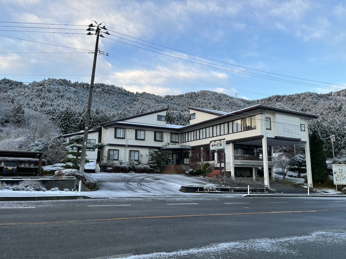 全国的な寒波の影響で、今朝はホテルもほんのり雪化粧しました。
陸前高田は「岩手の湘南」と呼ばれるほど雪が積もらない町で、海沿いは雪かきをしない年もあるほど。
12月に雪で白くなるのは、実はかなり珍しいんです^^
昼には溶けてしまう事がほとんどです😁
＃岩手　＃陸前高田