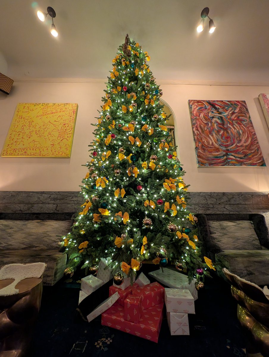 Es hora de una nueva tradición navideña
Ya estoy corriendo por la ciudad tomando fotos de cada árbol que se asoma por