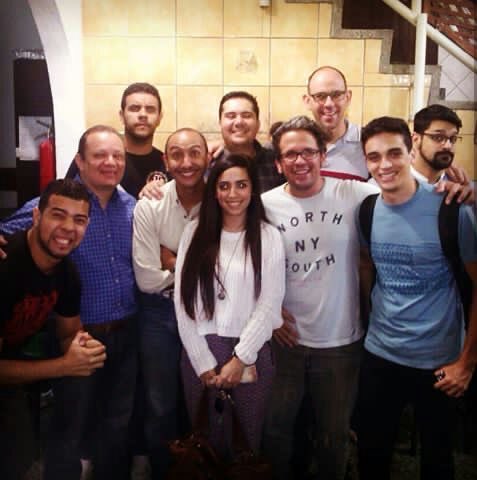 #TBT del grupo “Pan y Nestea”. 

Siempre soñé con escribir comedia en equipos de 10 guionistas o más, como ocurre en USA. Así que un día lo armé, por el año 2016 ó 2017. 

Salieron varios encargos y el dinero se dividía tanto, que nos alcanzaba para dos cosas: pan y Nestea.