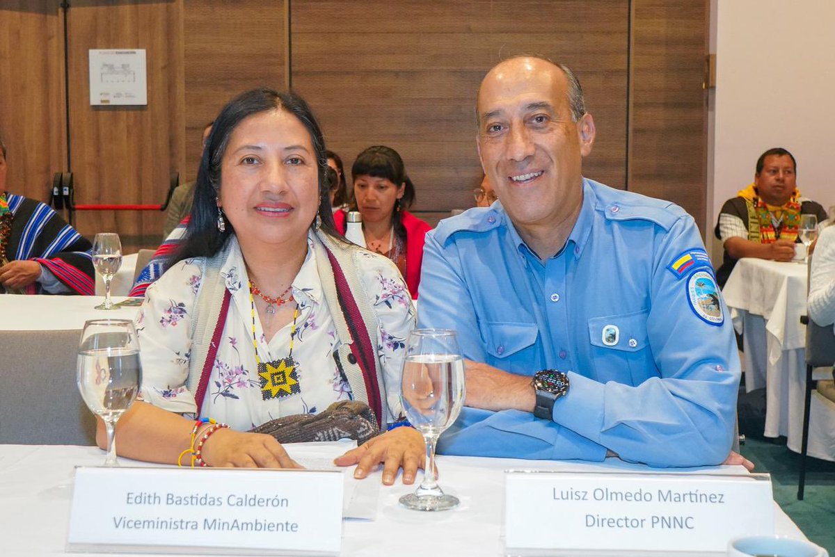 MinAmbienteCo's tweet photo. En el corazón del Pacífico-Andino-Amazónico colombiano y en el marco de #Bioexpo2025, fue lanzado el proyecto GEF BioSur, una apuesta conjunta del @PnudColombia y @ParquesColombia, con el apoyo de @theGEF y el acompañamiento del @MinAmbienteCo.

BioSur se presenta como una visión de país que sustenta una alianza para proteger lo que resiste y fortalecer a las comunidades que salvaguardan la biodiversidad.  La iniciativa beneficiará a cerca de 13.000 personas en Nariño y el Alto Putumayo, con enfoque de equidad y reconocimiento a liderazgos.

“Este es el camino que queremos consolidar desde el Gobierno Nacional: una gestión que se construye con la gente y un compromiso con el futuro ambiental de Colombia”, expresó la viceministra @BastidasEdith.