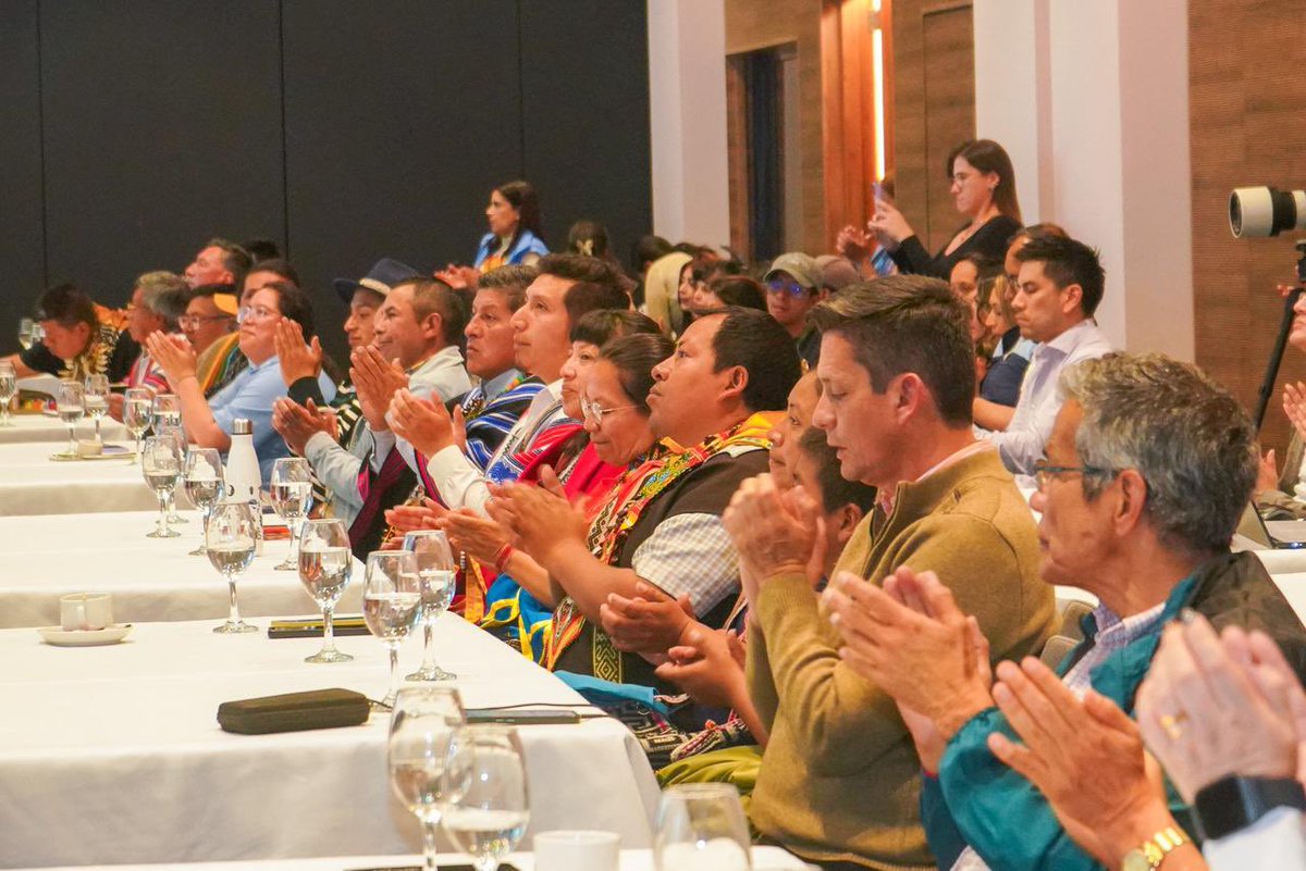 MinAmbienteCo's tweet photo. En el corazón del Pacífico-Andino-Amazónico colombiano y en el marco de #Bioexpo2025, fue lanzado el proyecto GEF BioSur, una apuesta conjunta del @PnudColombia y @ParquesColombia, con el apoyo de @theGEF y el acompañamiento del @MinAmbienteCo.

BioSur se presenta como una visión de país que sustenta una alianza para proteger lo que resiste y fortalecer a las comunidades que salvaguardan la biodiversidad.  La iniciativa beneficiará a cerca de 13.000 personas en Nariño y el Alto Putumayo, con enfoque de equidad y reconocimiento a liderazgos.

“Este es el camino que queremos consolidar desde el Gobierno Nacional: una gestión que se construye con la gente y un compromiso con el futuro ambiental de Colombia”, expresó la viceministra @BastidasEdith.