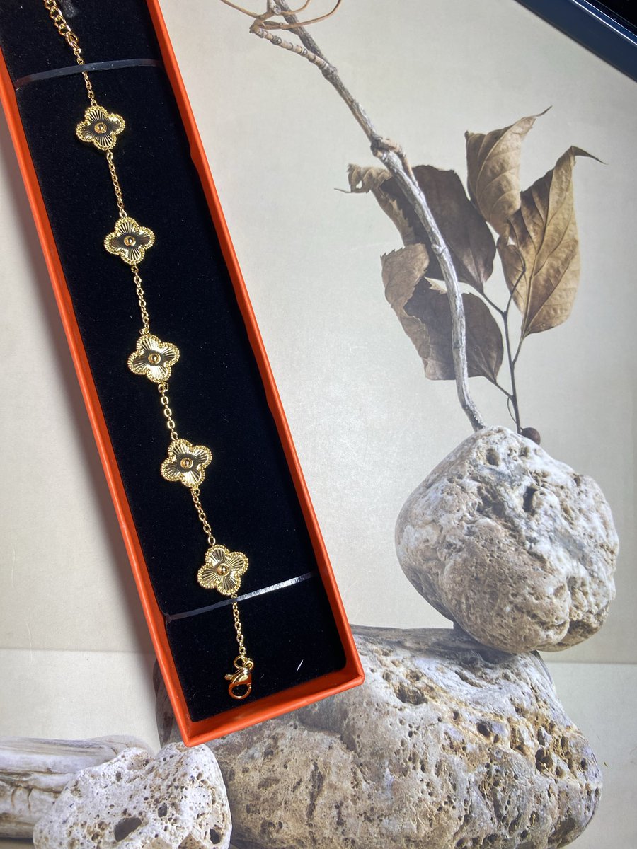 Day 4 of posting my business till I give my brand the visibility it needs.
If you love simple, unique everyday jewelry, i have something for you.
Please help me Retweet 
Same day delivery in ilorin.
2-3 days waybill to other states.