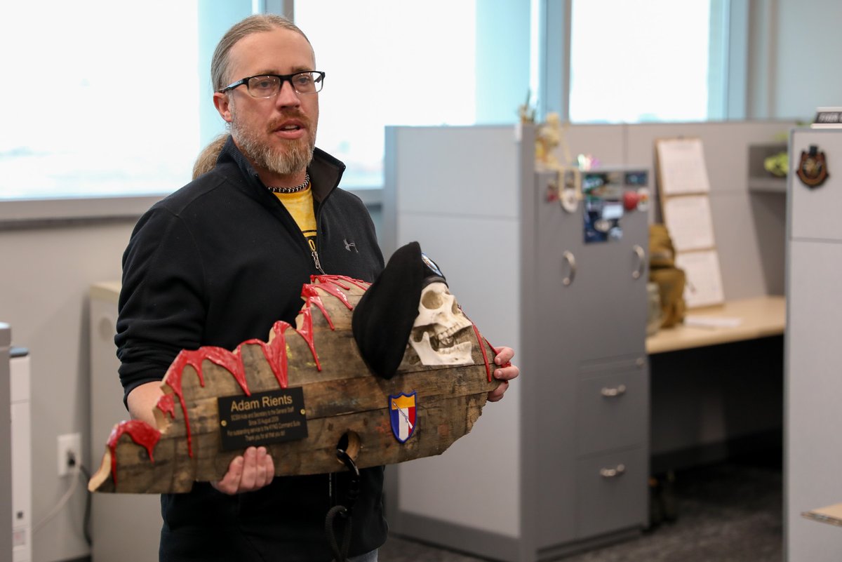 kentuckyguard's tweet image. Today, MAJ Joshua Pitcher and LTC Jimmy Warinner recognized two long-time members of the SGS team, Mr. Adam Reints and SSG Jessie Perry, for their outstanding service to the Kentucky National Guard.

🇺🇸 #KyGuard #ServiceAndSacrifice #GuardFamily