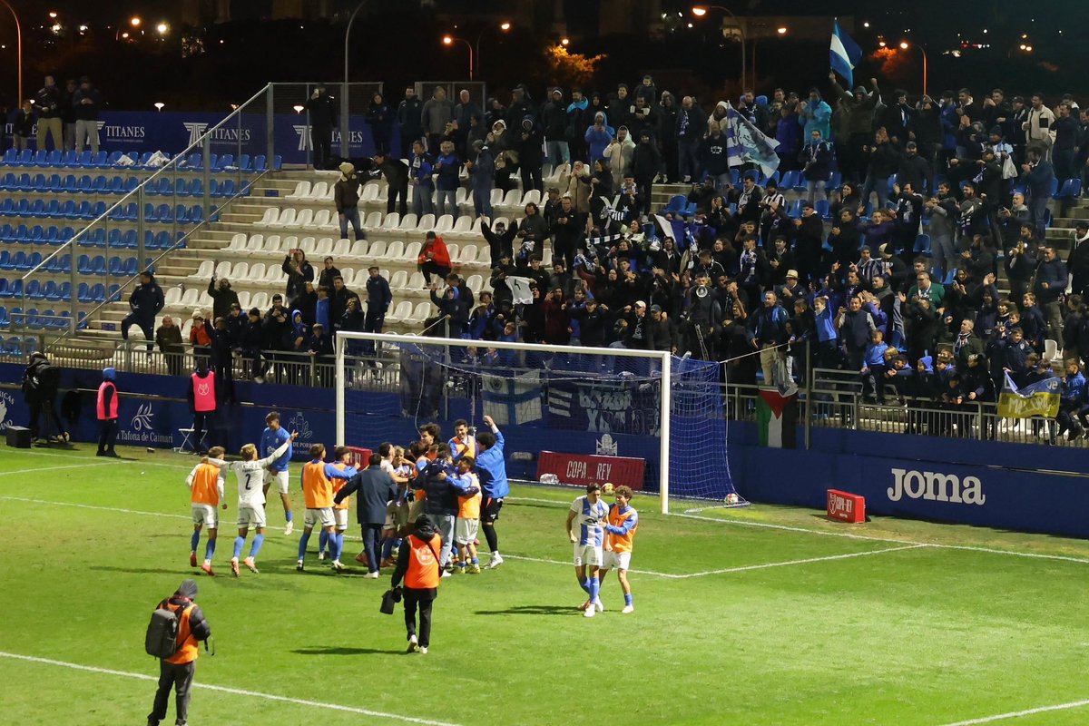 Els jugadors de l'At. Balears celebren amb la Grada Popular Xavi Delgado el triomf a la Copa davant l'Espanyol. 4/12/25