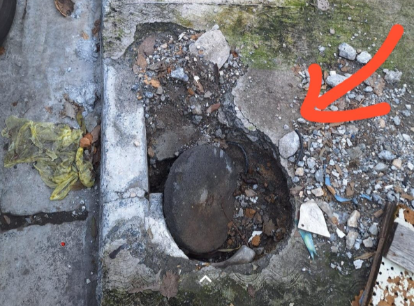 ShooKee's tweet photo. Hola @CFE_Contigo esta obra está en una acera cerca de mi casa y está muy peligrosa, cómo la puedo reportar para que se vaya a reparar? https://t.co/cqj0yS3AuL