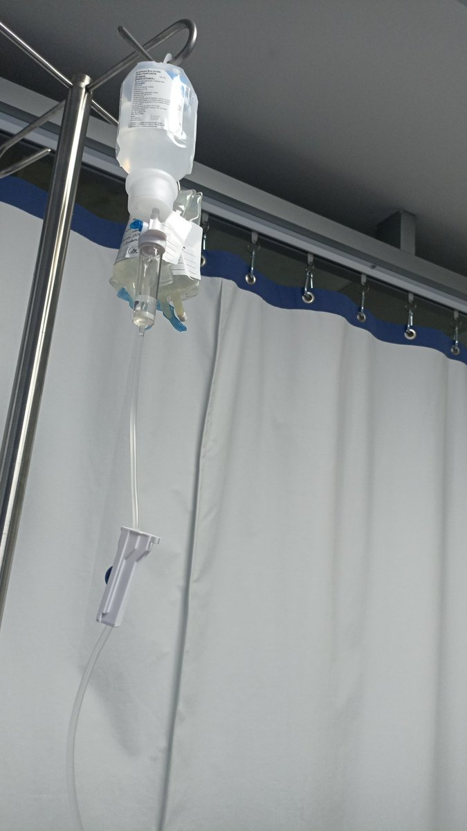 RitcherCode's tweet image. Nunca más en mi perra vida digo que un mes me sorprenda.
Pensé que lo de ayer era doloroso hasta que me hicieron el tema de hoy.
Me hicieron otra cirugía con raspaje, me inyectaron 6 veces, 3 por fuera del labio y 3 dentro del labio, como tengo resistencia a la Anestesia, sentí…