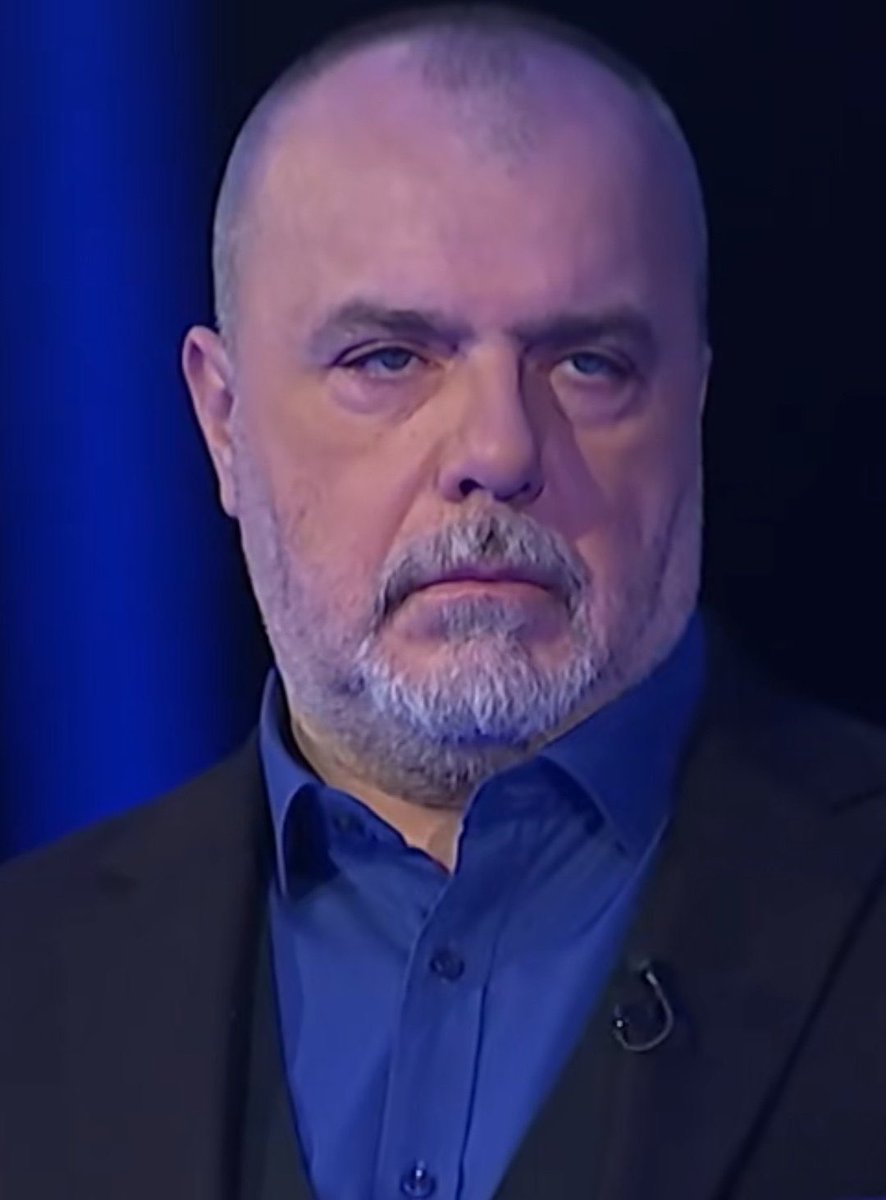 stefidzax's tweet image. moja faca kad mi neko spomene doček nove godine i prazničnu euforiju