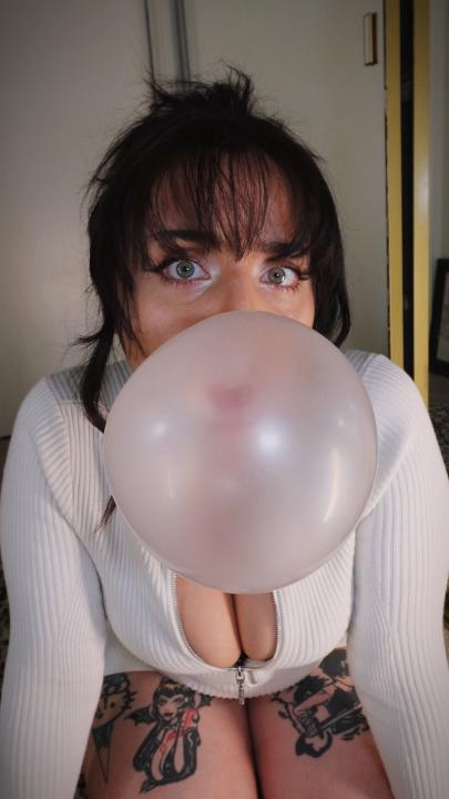 I just sold a video on #realloyalfans. Take a look here: tinylf.com/jgDI6hf8o8hN4W…