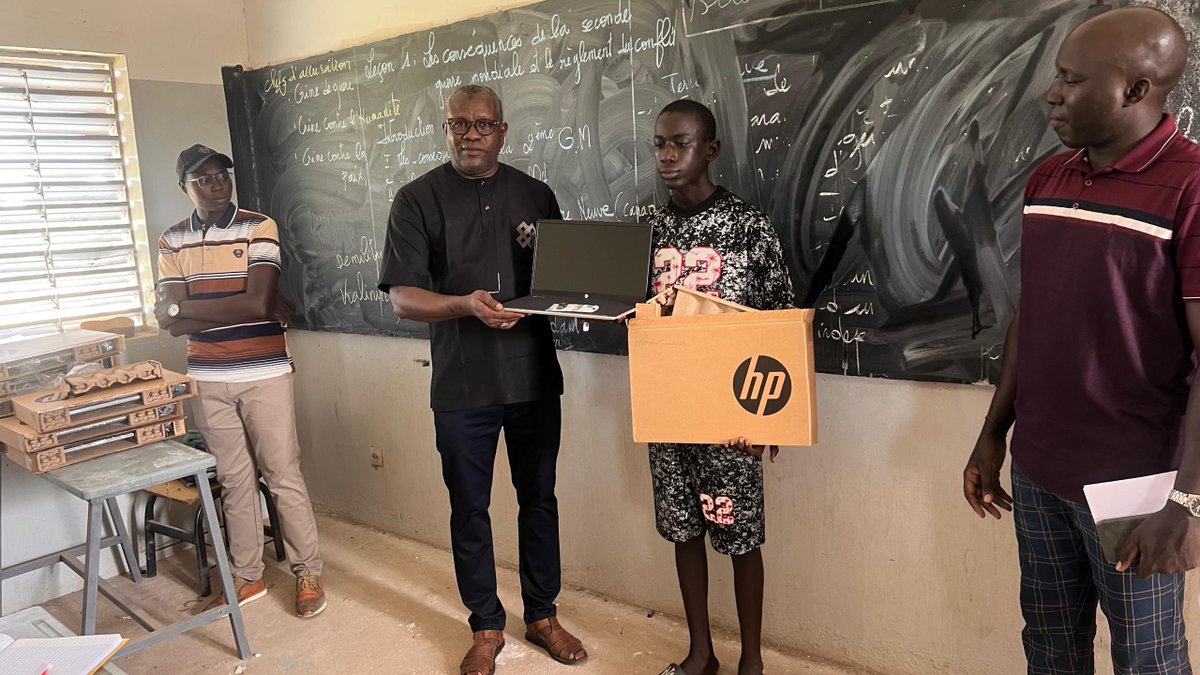 forcensenegal's tweet image. 1/3🎓 𝐂𝐥𝐨̂𝐭𝐮𝐫𝐞 𝐝𝐞 𝐥𝐚 𝐜𝐚𝐦𝐩𝐚𝐠𝐧𝐞 𝐧𝐚𝐭𝐢𝐨𝐧𝐚𝐥𝐞 𝐝𝐞 𝐝𝐢𝐬𝐭𝐫𝐢𝐛𝐮𝐭𝐢𝐨𝐧 𝐝’𝐨𝐫𝐝𝐢𝐧𝐚𝐭𝐞𝐮𝐫𝐬 !

Le programme @forcensenegal a distribué +1000 ordinateurs aux élèves de Première S1 &amp;amp; S3 dans les 16 IA du Sénégal. 💻✨

📸 Retour en images ↓

#forcen