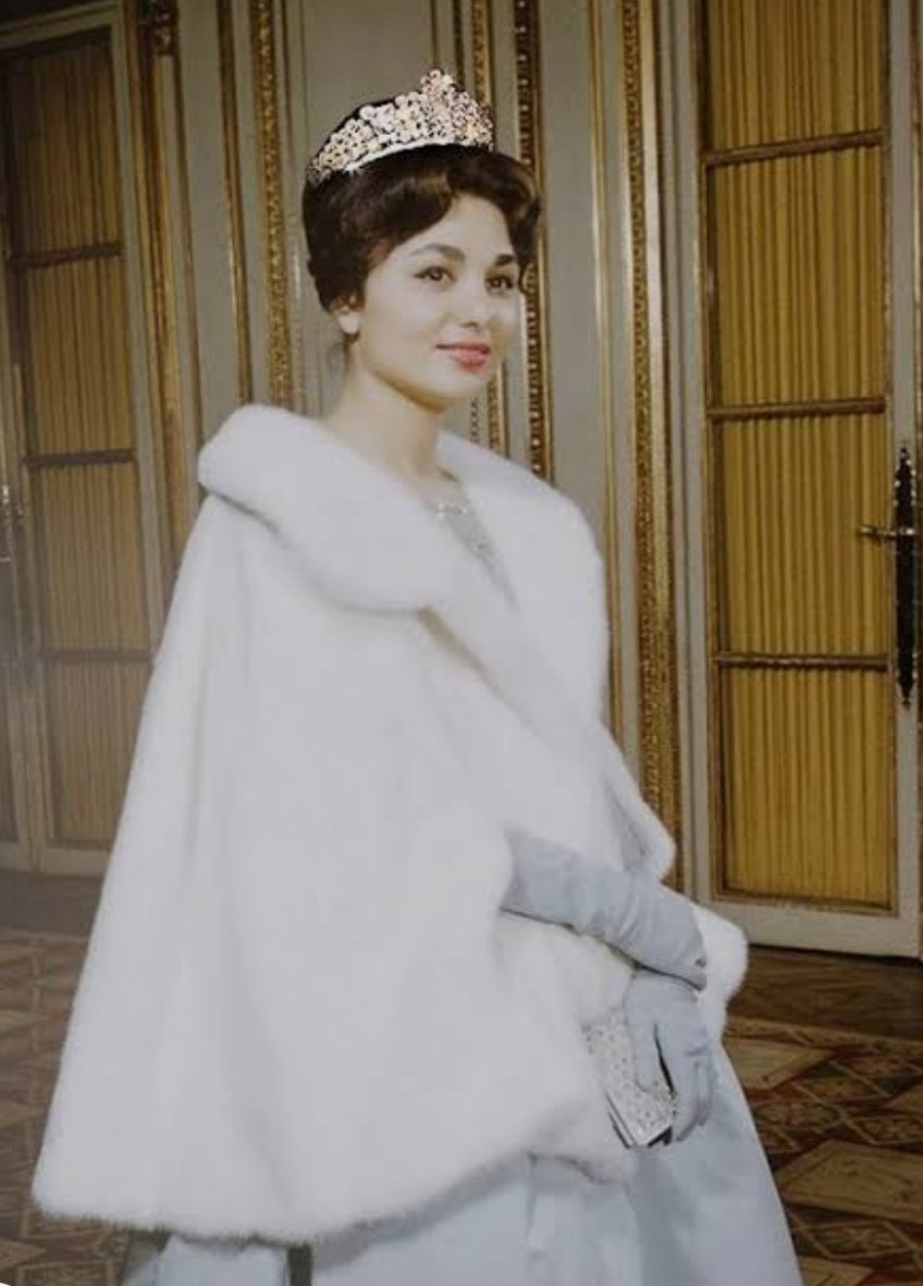 knightpars's tweet image. فرح که فرح بود و ملکه، مهریه اش یه جلد کلام الله مجید بوده ..
اونوقت سکینه بیگم که با نون و رب بزرگ شده میگه 14 سکه طلا کمه😐