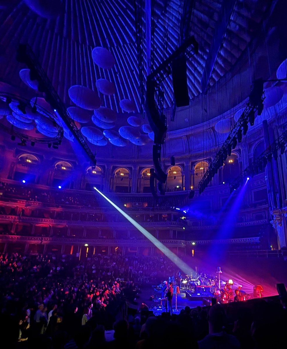 Studio_PATH's tweet image. Alfa mist / Jamie Leeming in Royal albert hall 

ロイヤルアルバート音良すぎやろ〜
あの天井のマッシュルームみたいなやつは後付けで、反響よくしてるってジャーニーで読んだ気がする🍄