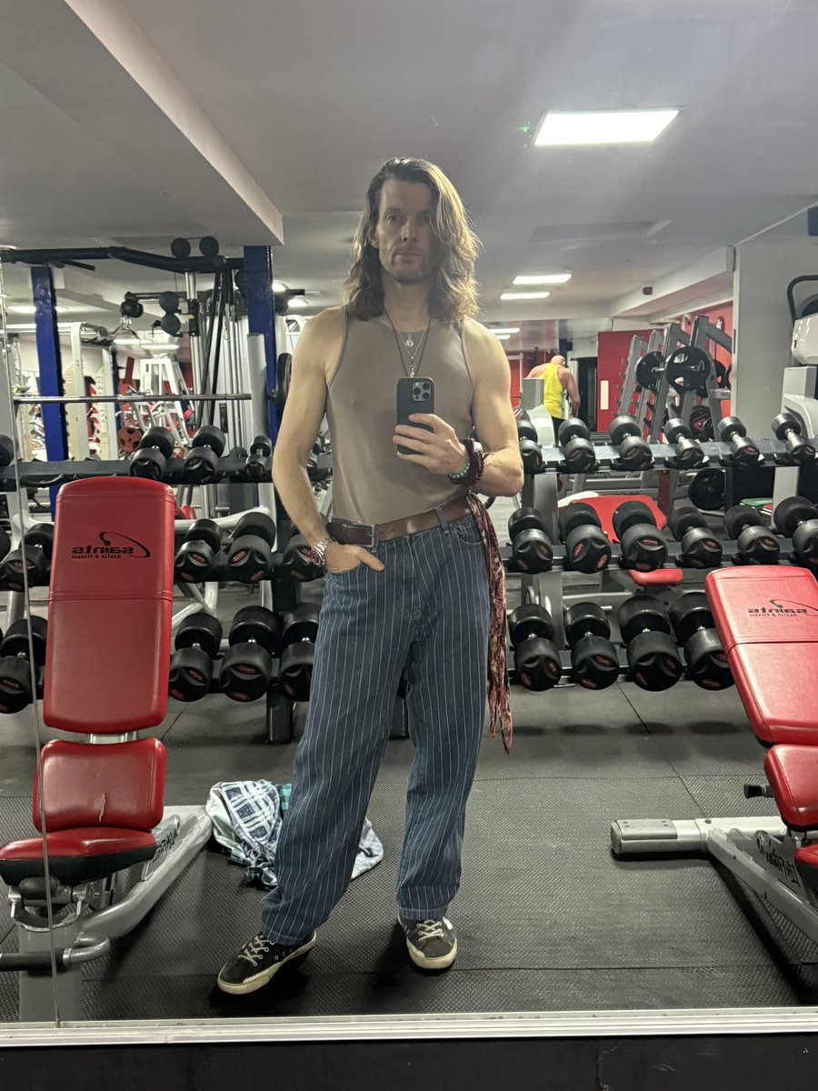 thepropgallery's tweet image. 49 and in the gym at 9pm

Will I make it?