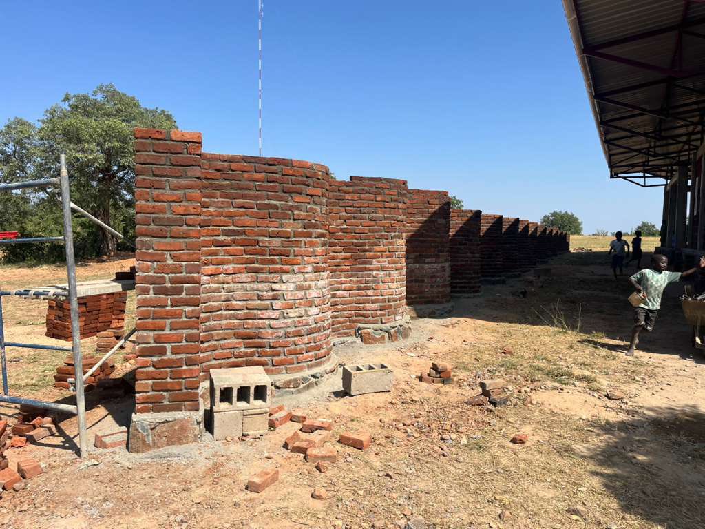 ToMoveMTNS's tweet image. Last week construction crews began fun wavy wall to start off the monstrous project of fencing the 1.8 km perimeter of our Mustard Seed Primary campus &amp;amp; future site of the Mount Zion Teacher Training College! 

What do you think of this unique design?