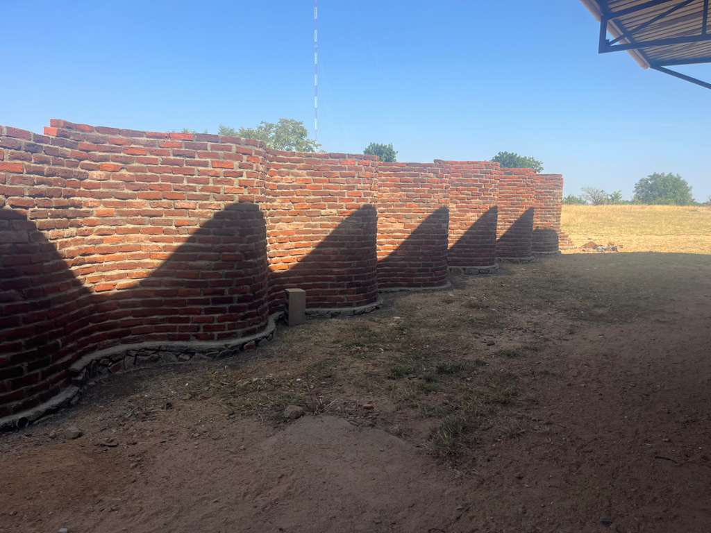 ToMoveMTNS's tweet image. Last week construction crews began fun wavy wall to start off the monstrous project of fencing the 1.8 km perimeter of our Mustard Seed Primary campus &amp;amp; future site of the Mount Zion Teacher Training College! 

What do you think of this unique design?