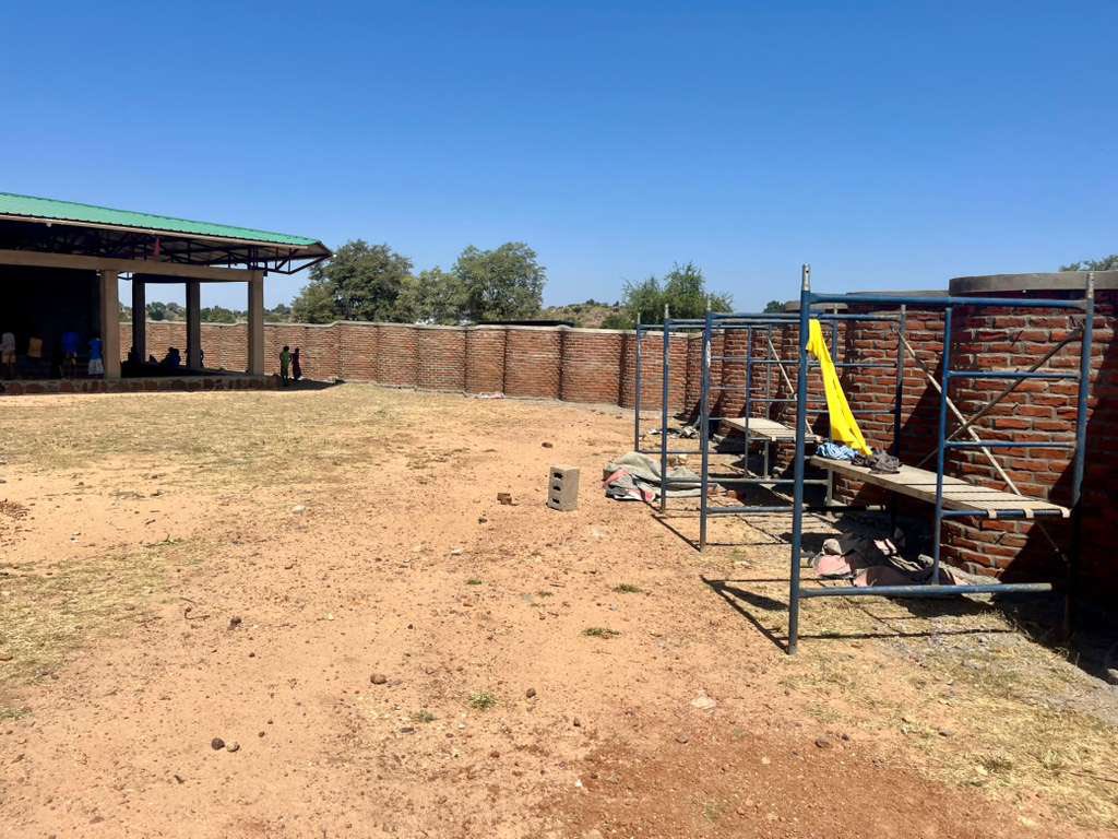 ToMoveMTNS's tweet image. Last week construction crews began fun wavy wall to start off the monstrous project of fencing the 1.8 km perimeter of our Mustard Seed Primary campus &amp;amp; future site of the Mount Zion Teacher Training College! 

What do you think of this unique design?