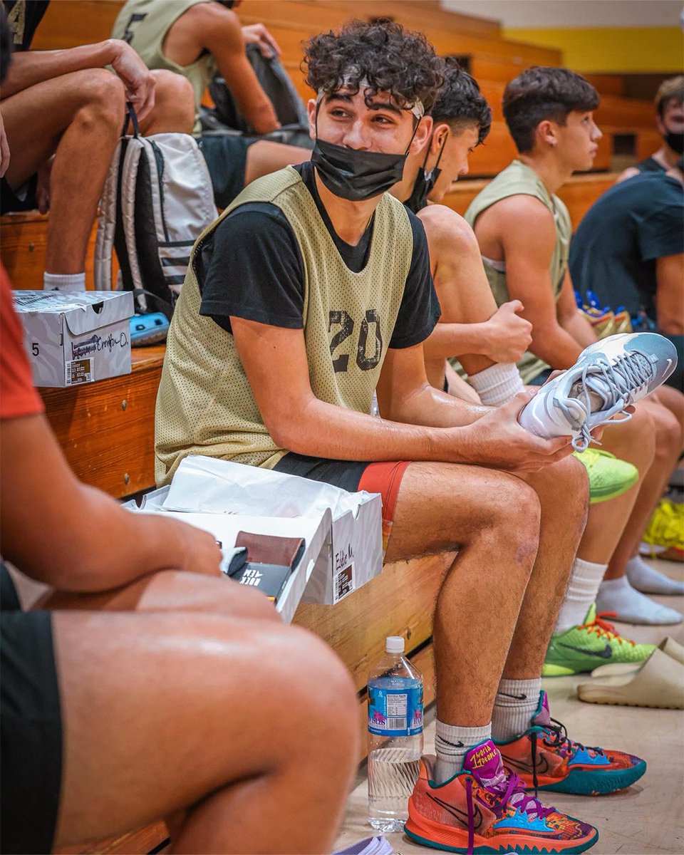 ImInspiredFdn's tweet image. In 2021, the I’m Inspired Foundation supported the Mililani High School boys basketball team with Nike shoes, custom Rock ’Em socks, and a travel bag packed with gear. #iminspired #foundation