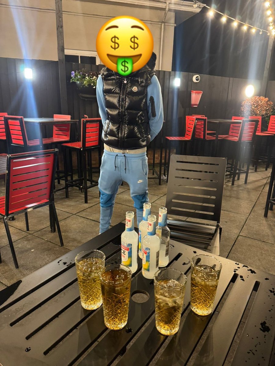 alphasav98930's tweet image. Gonna be in spoons in an hour who’s gonna have the honour of getting us drinks!!