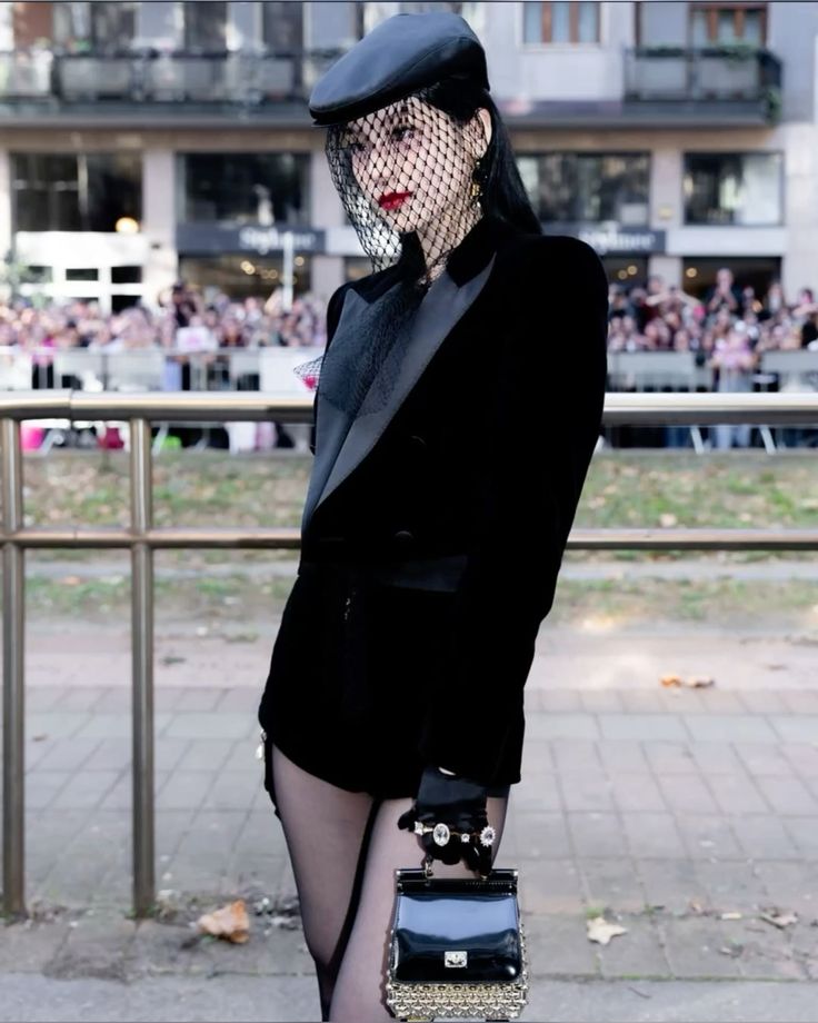 솔직히 예지 돌체앤가바나랑 뭐 더 햇음 좋겟어....볼때마다 너므예지님꺼라 
로저는 여성스러움, 클래식 모던함, 지나치게 화려하지 않은 느낌인데
솔직히 예지는 >돌가처럼 강한 카리스마 섹시함 강렬함 눈에띄는화려함 레오파드< 이거걍예지이미지스타일그자체
ㅁㅊ나엿음돌가엠버서더로모신다