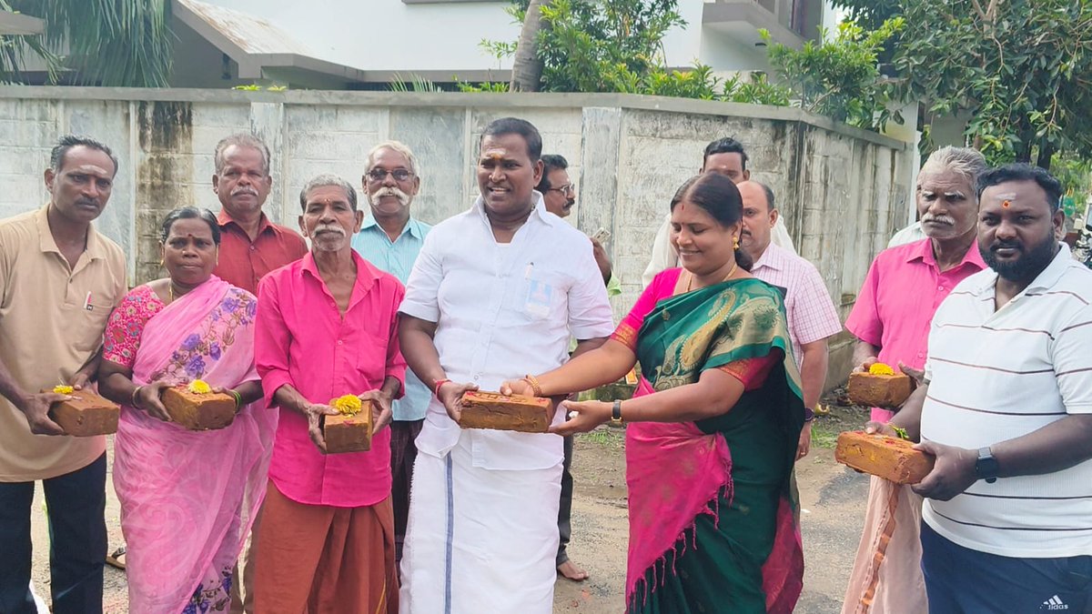 AKSaiJSaravanan's tweet photo. எனது ஊசுடு தொகுதிக்குட்பட்ட  கரசூர் சுப்ரீம் நகருக்கு  ரூ.9.20 லட்சம் மதிப்பீட்டில் சாலை அமைப்பதற்கு அரசாணை பெற்று, அதற்கான பூமி பூஜை நிகழ்ச்சியில் அதிகாரிகள் மற்றும் பொதுமக்களுடன் கலந்து கொண்டேன்.@BJP4Puducherry @blsanthosh @AmitShah https://t.co/DmLCsLegk6