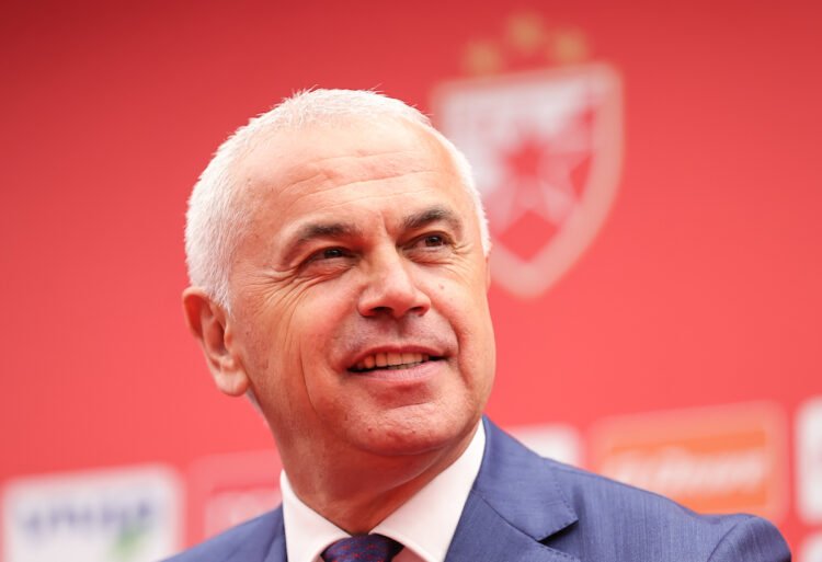 U nekim, ne tako davnim, pristojnijim vremenima Zvezdan Terzić je bio u pritvoru i za njim je raspisivana Interpolova poternica. Danas  otvara šestu firmu i predstavlja krem društva.
A za to vreme, Đoković i Obradović, dve najveće sportske veličine ove zemlje, postaju persone non