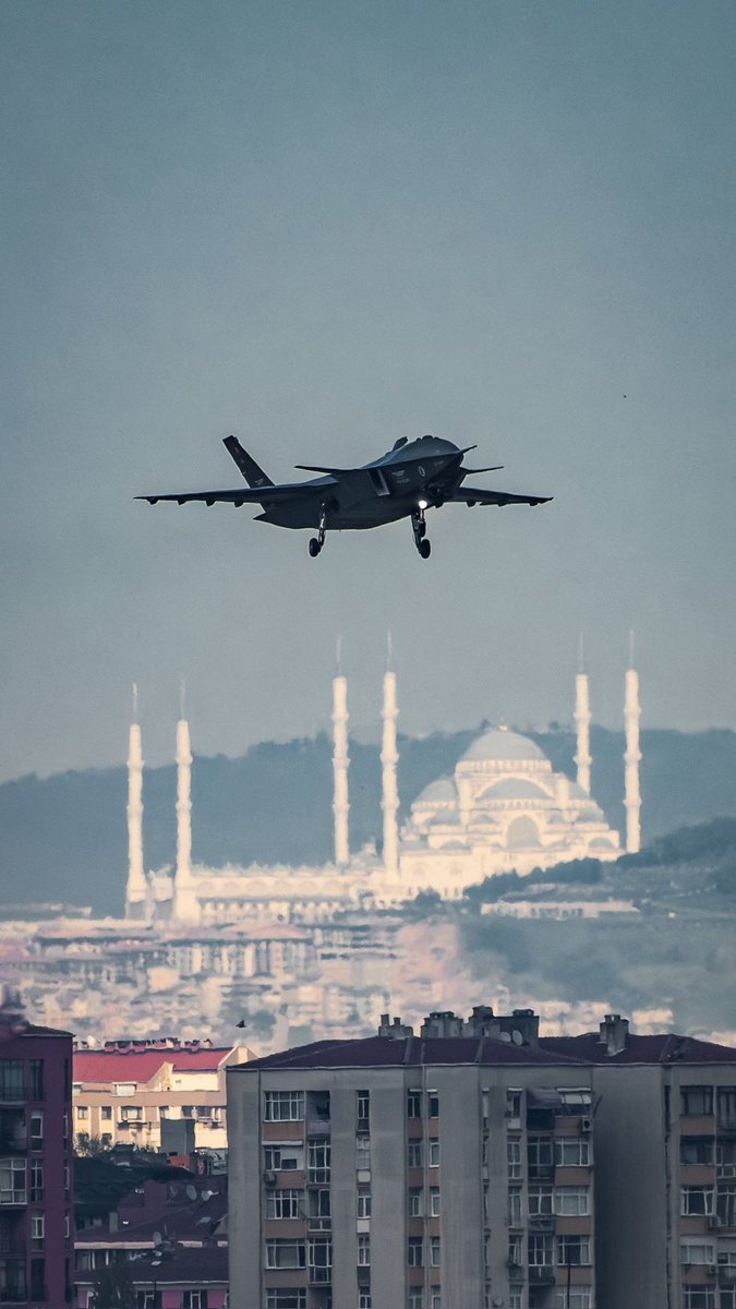 Gökte Kızılelma
Yerde Çamlıca Camii

Recep Tayyip Erdoğan’ın ustalık eserleri…