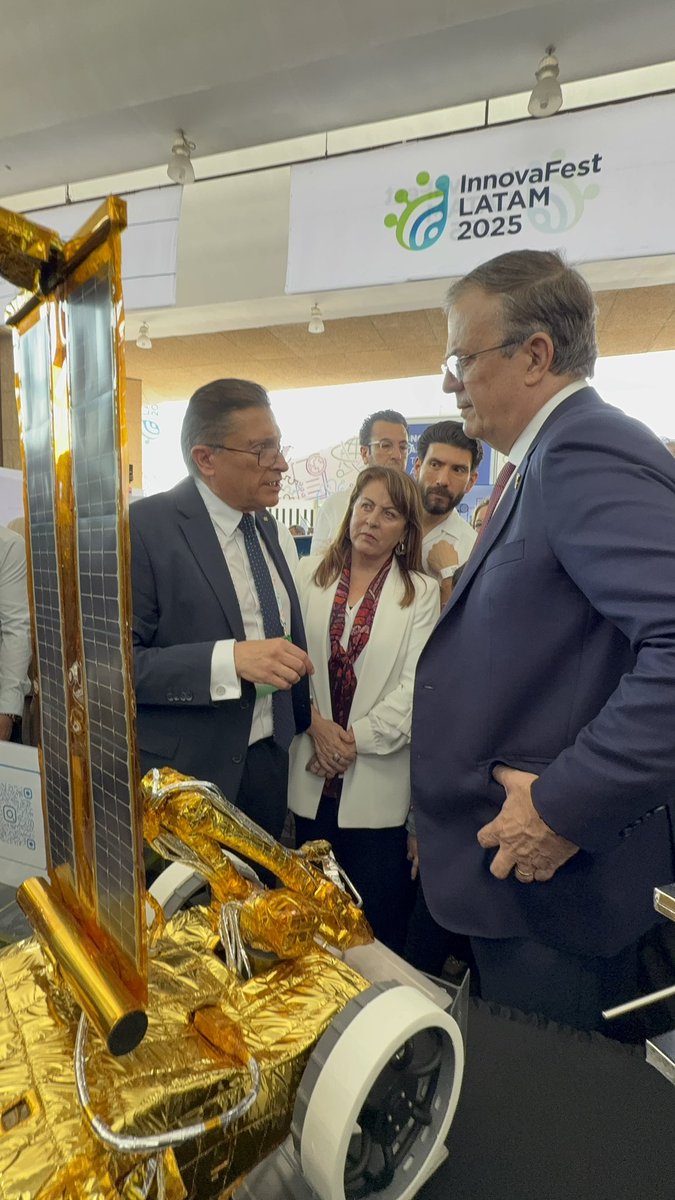 icnunam's tweet photo. El stand del Instituto de Ciencias Nucleares recibió la visita de @m_ebrard (@SE_mx) y de la titular del @GobiernoMorelos , Margarita González. 

Con entusiasmo conocieron dos de nuestros proyectos realizados por el doctor @gmtanco y todo el equipo que conforman @LINX_ICN_UNAM. https://t.co/itqdkdDbf9
