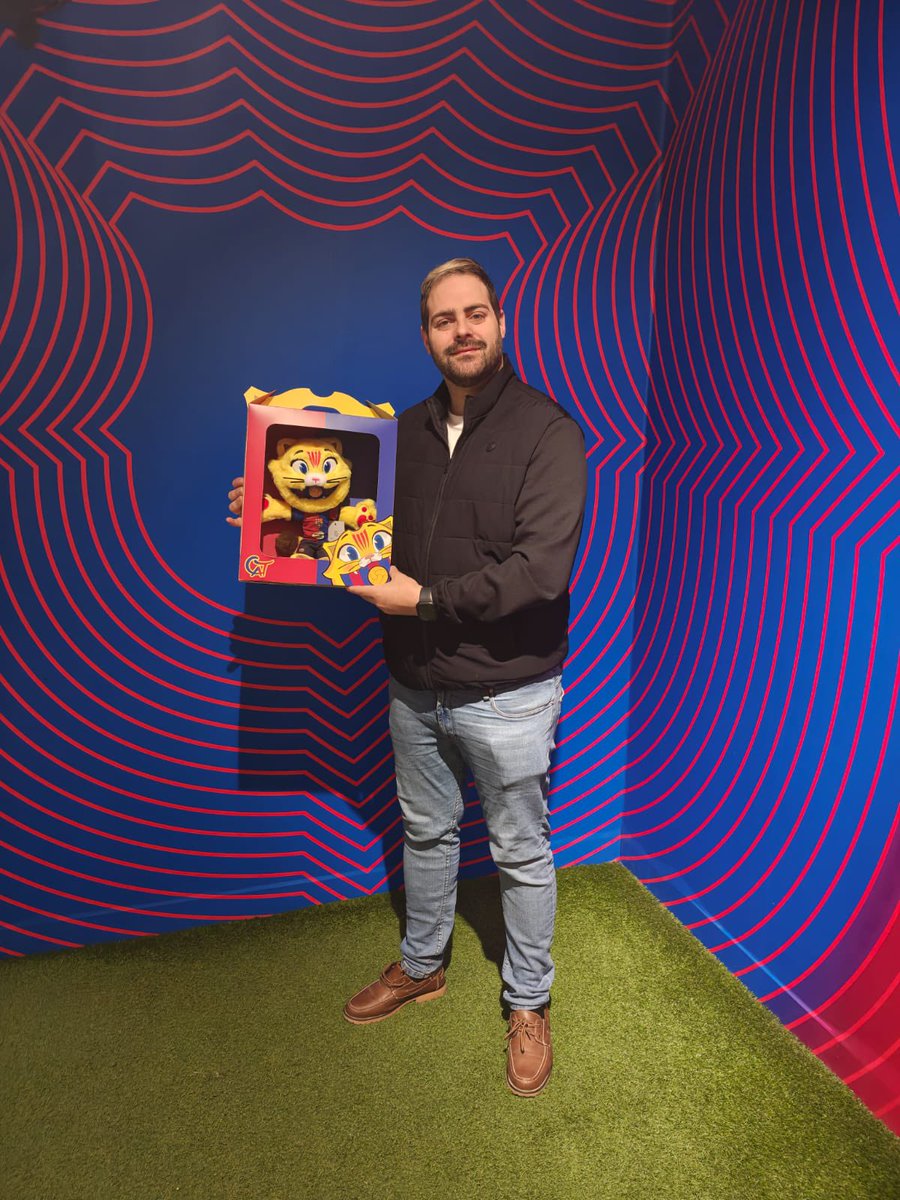 Hoy he tenido el honor de estar presente en la presentación del nuevo peluche de CAT del @fcbarcelona , invitado por el propio club 💙❤️

Gracias al FC Barcelona por la invitación y el cariño recibido.

Mañana ya estará a la venta… ¡y nosotros ya tenemos el nuestro! 🧸⚽